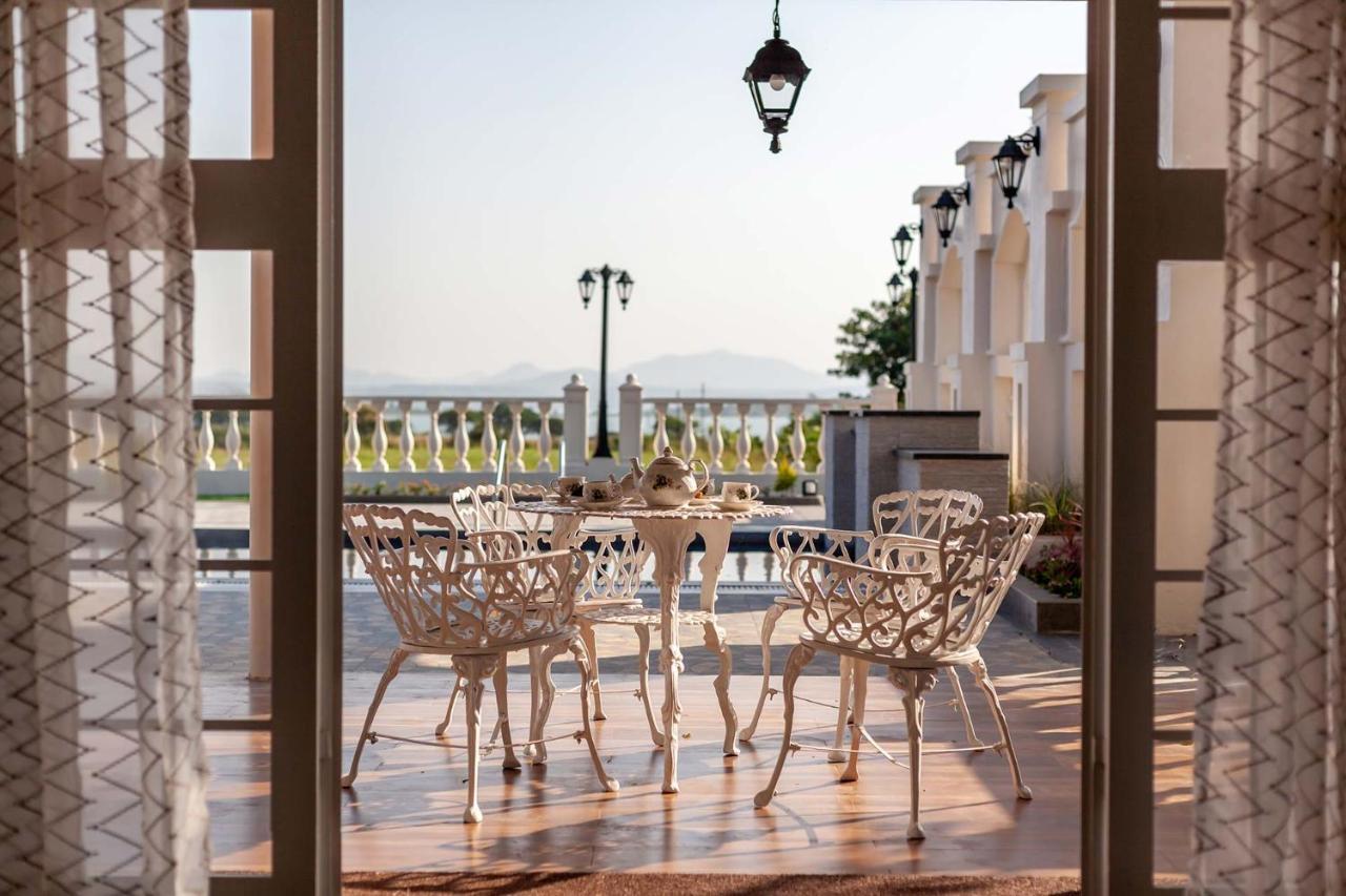 Stayvista's La Vie: Tranquil Lakeside With Pool And Farmland Views * Nashik