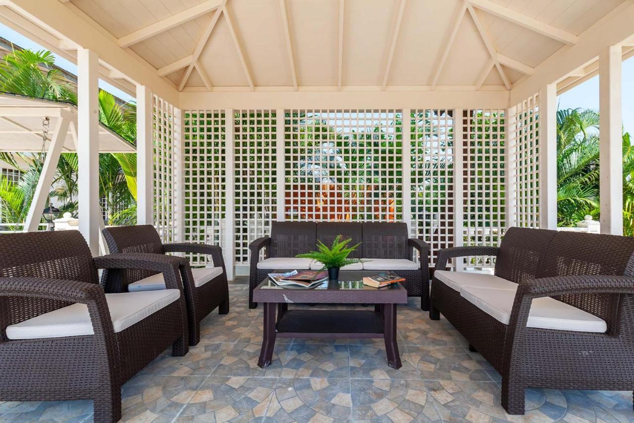 Stayvista's La Vie: Tranquil Lakeside With Pool And Farmland Views * Nashik