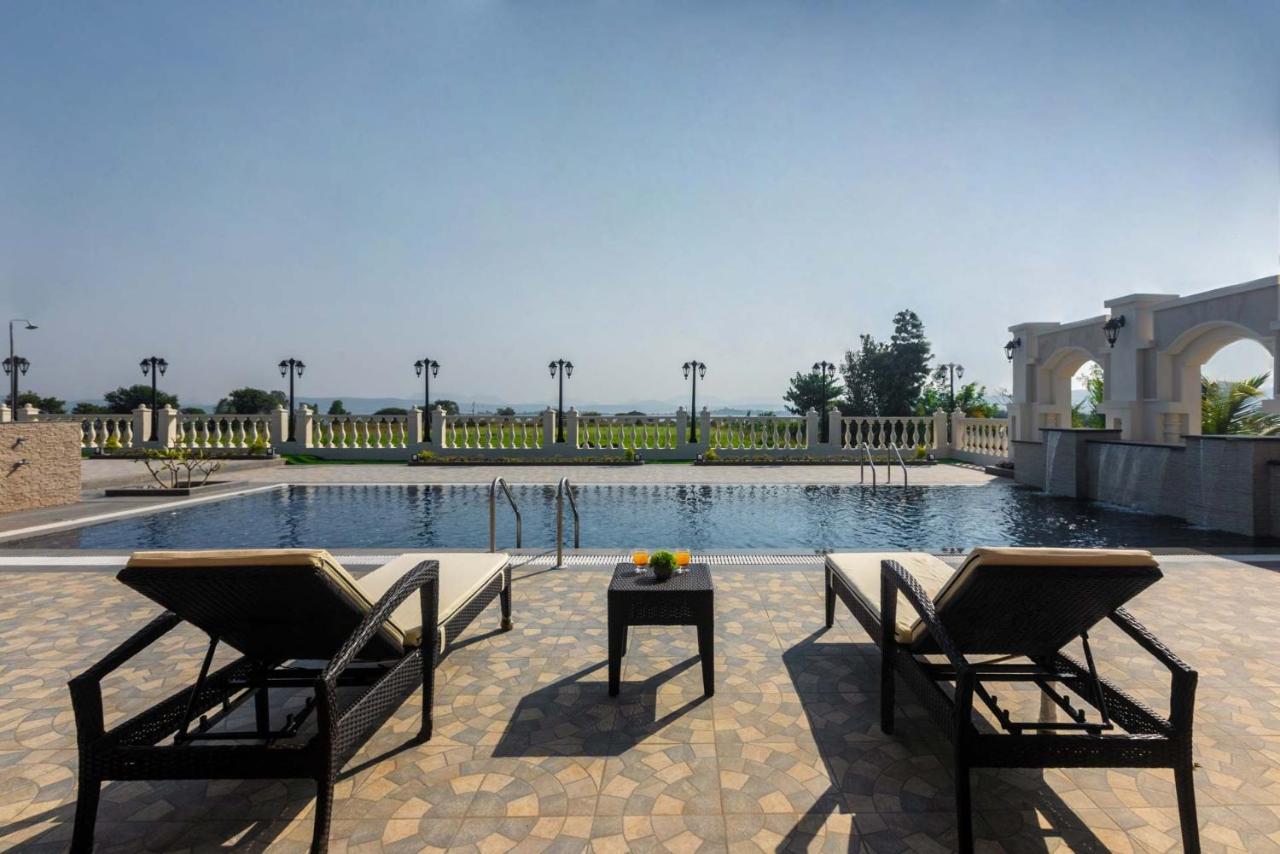 Stayvista's La Vie: Tranquil Lakeside With Pool And Farmland Views Villa Nashik