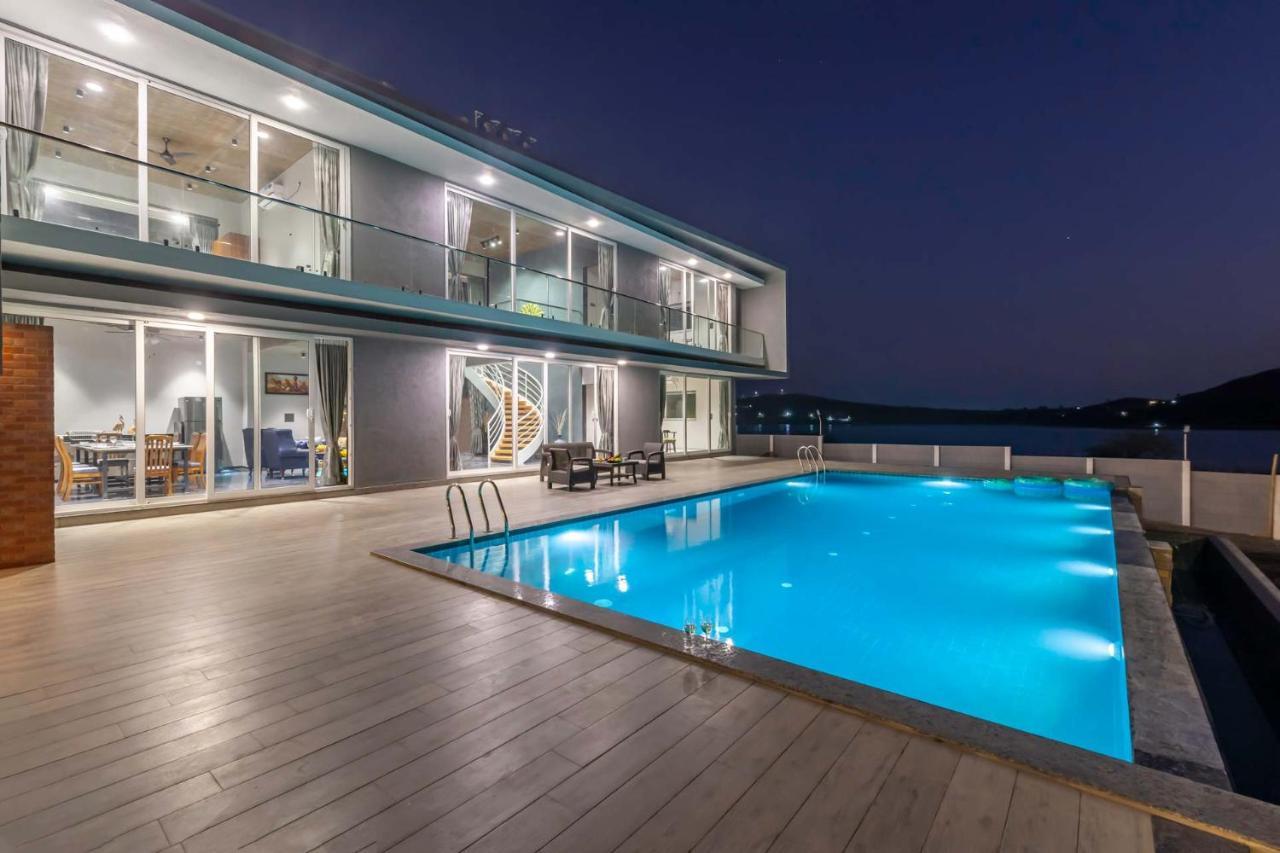 Stayvista's Bellisimo Panorama: Lakeside Retreat With Infinity Pool Villa Nashik