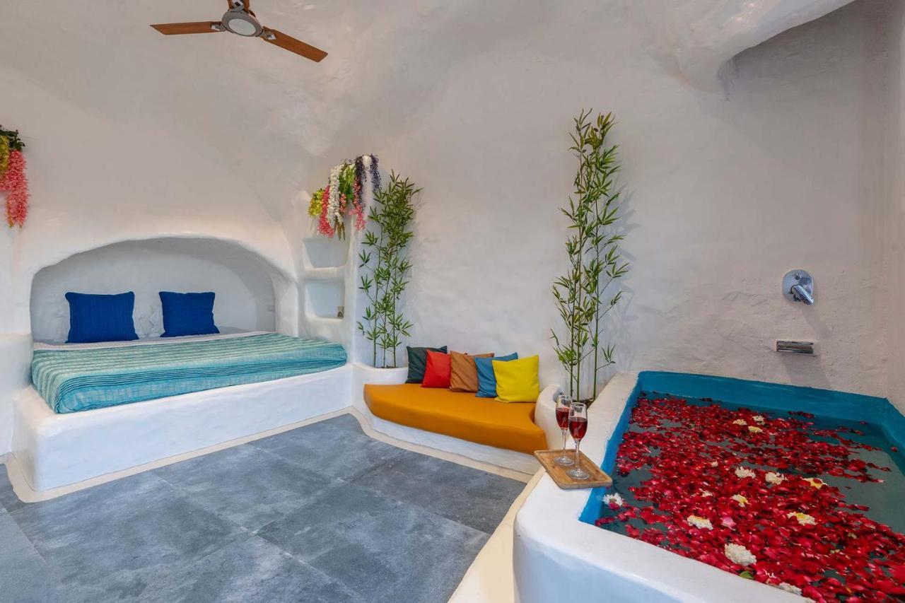 Villa Stonera: Mountain Retreat With Indoor Pool & Outdoor Firepit Nashik