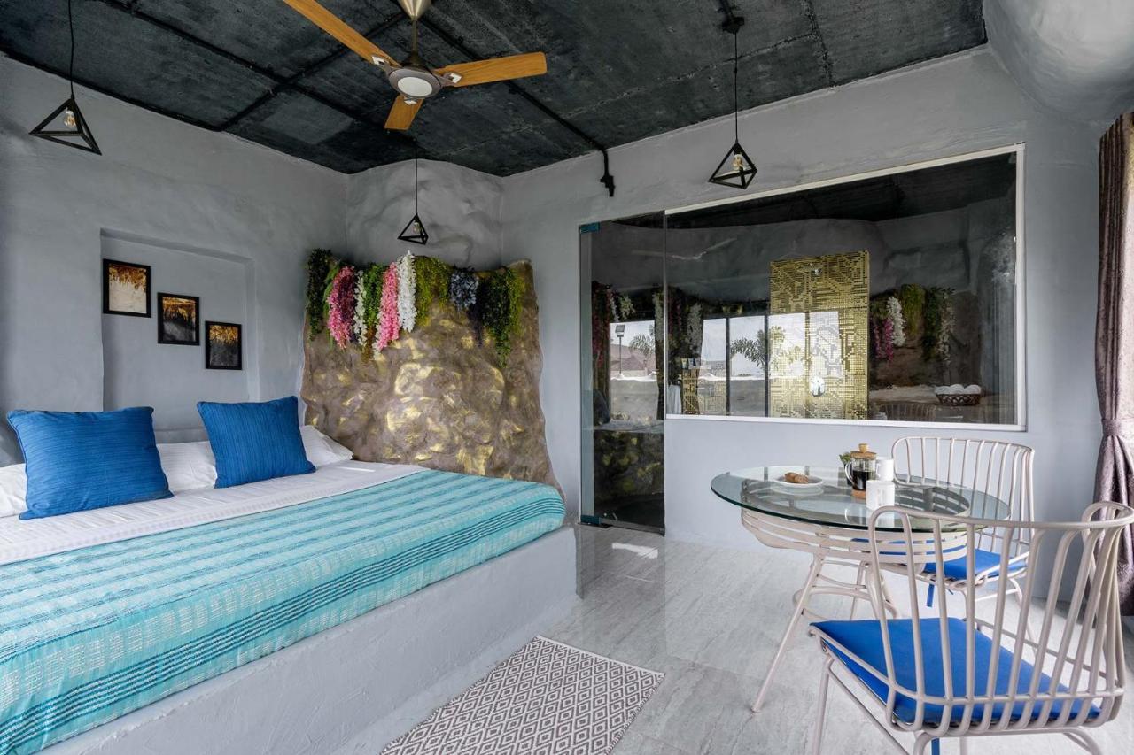 Villa Stonera: Mountain Retreat With Indoor Pool & Outdoor Firepit Nashik