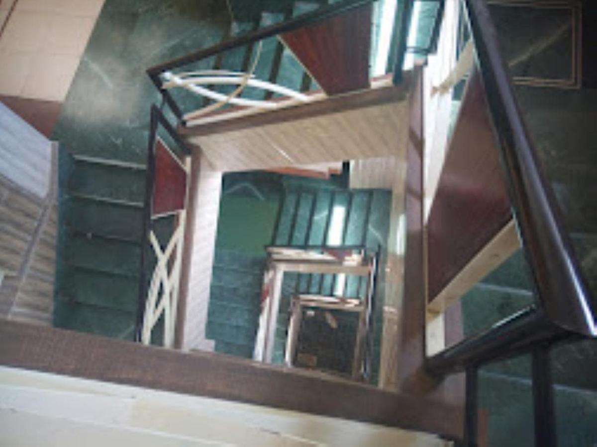 Cool Palace, Hotel