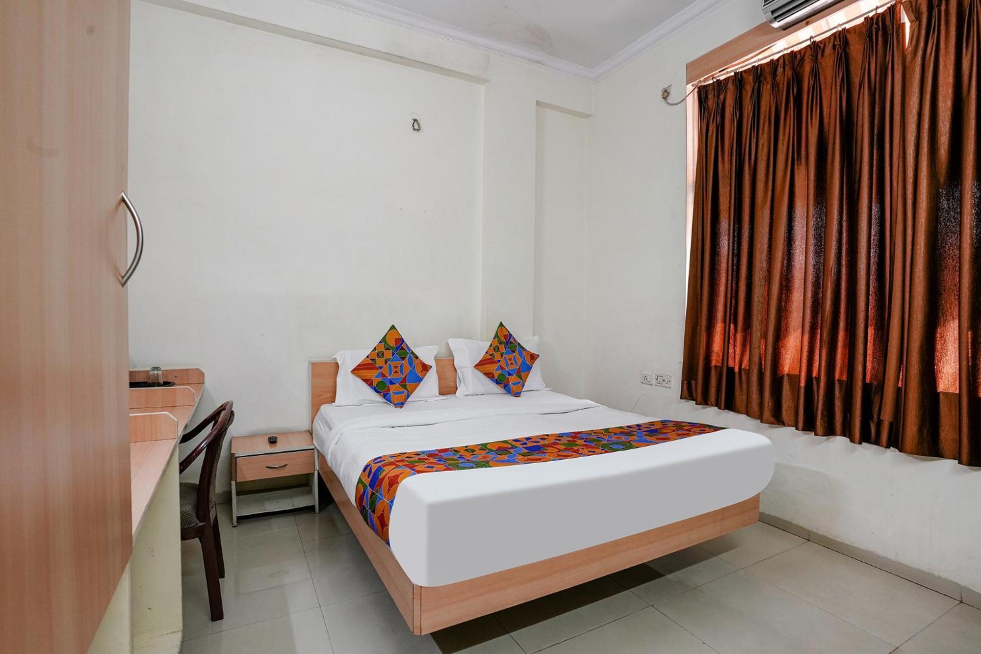 Fabexpress Shanti - Nr Vijay Mamta Theatre, Road 3*
