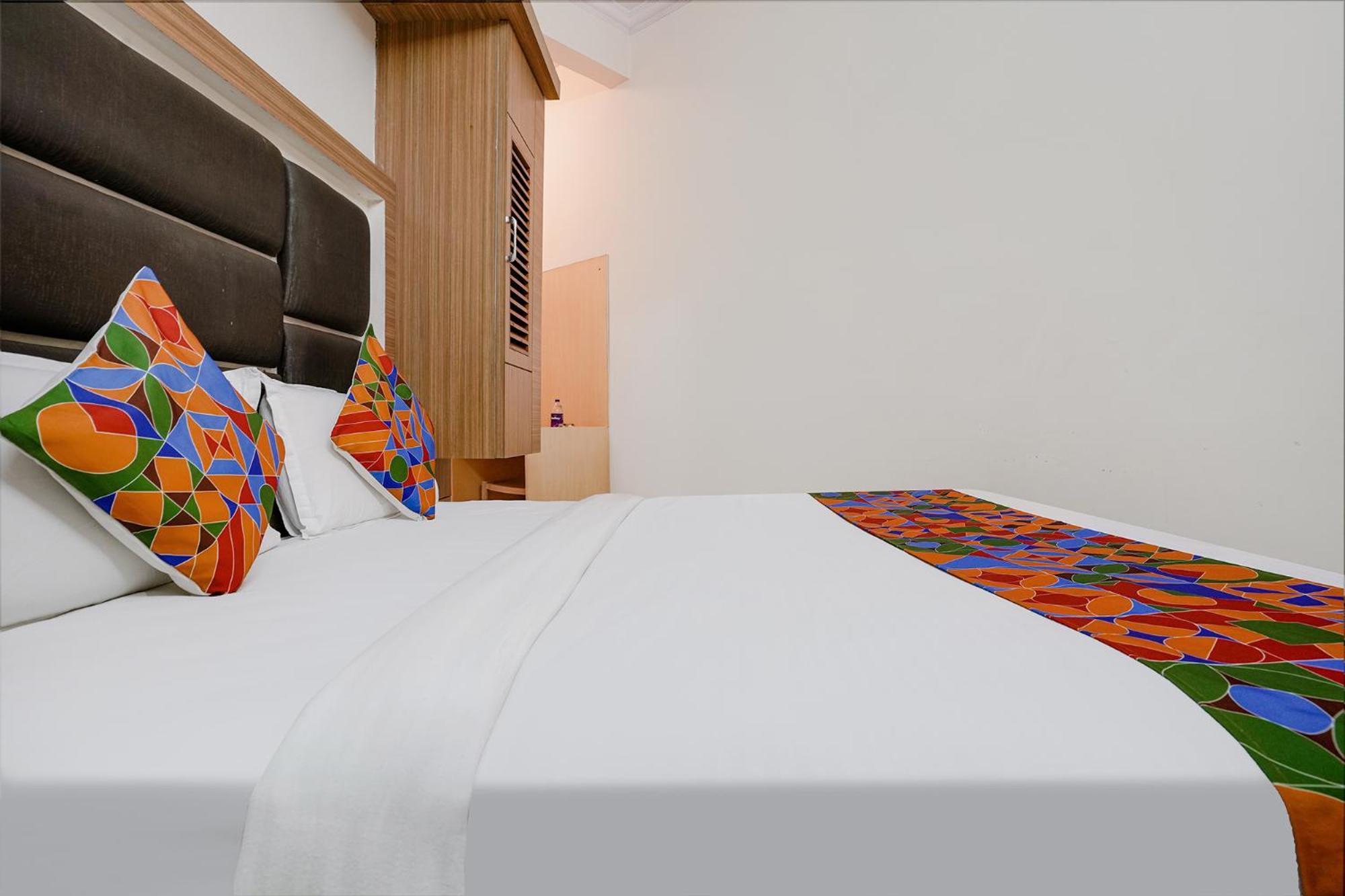 Fabexpress Shanti - Nr Vijay Mamta Theatre, Road Hotel Nashik