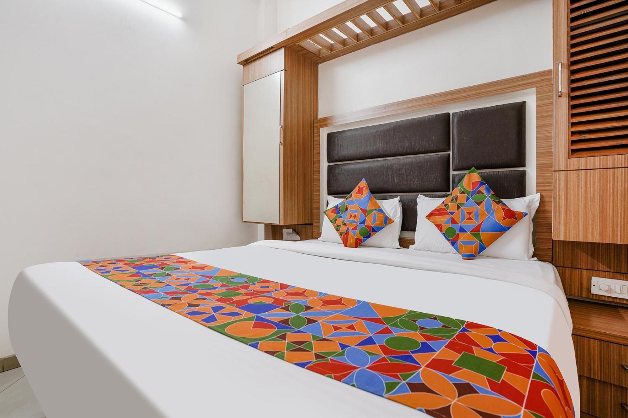 Fabexpress Shanti - Nr Vijay Mamta Theatre, Road 3*