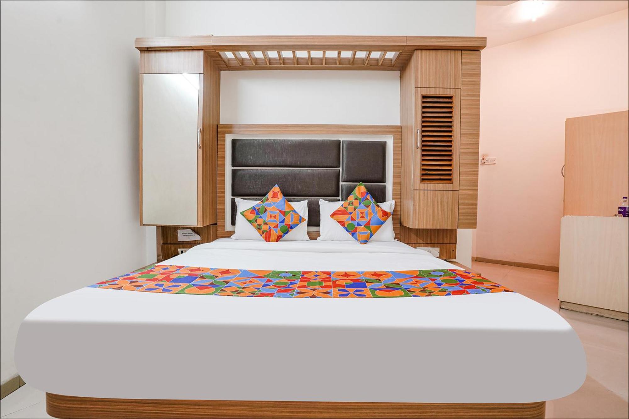 Hotel Fabexpress Shanti - Nr Vijay Mamta Theatre, Road 3*
