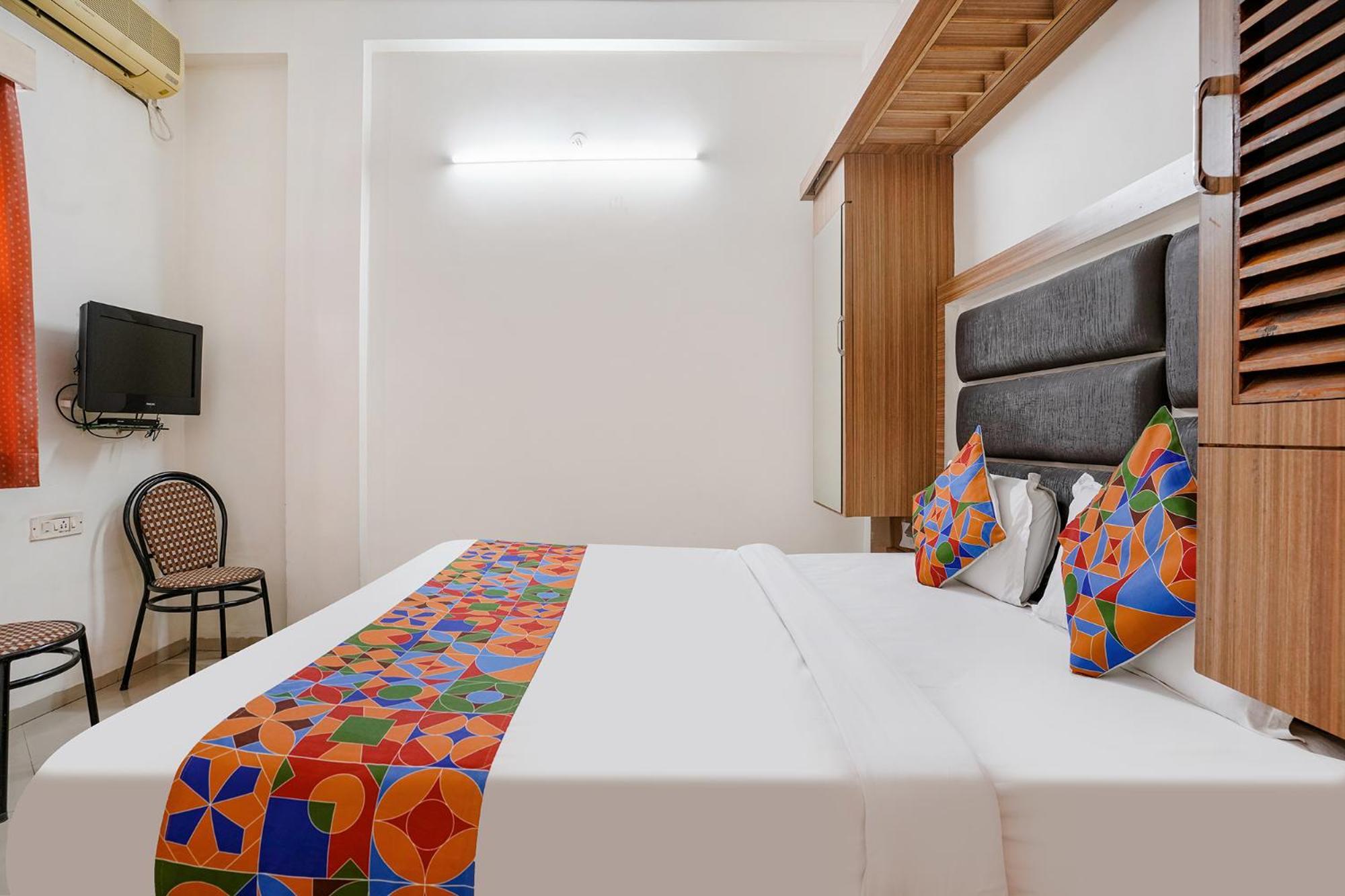 Fabexpress Shanti - Nr Vijay Mamta Theatre, Road 3*