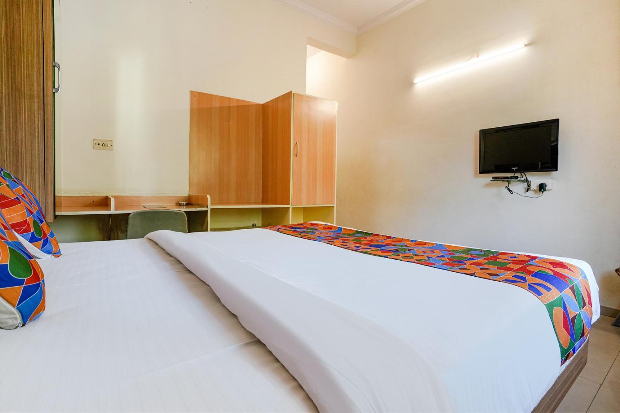 Hotel Fabexpress Shanti - Nr Vijay Mamta Theatre, Road 3*