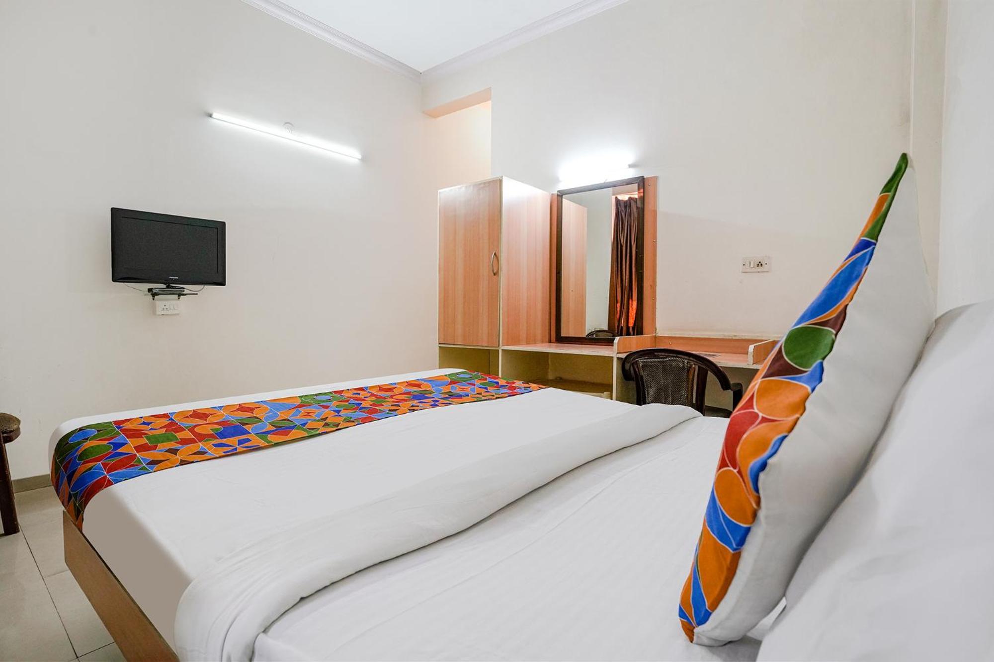 Fabexpress Shanti - Nr Vijay Mamta Theatre, Road Hotel 3*