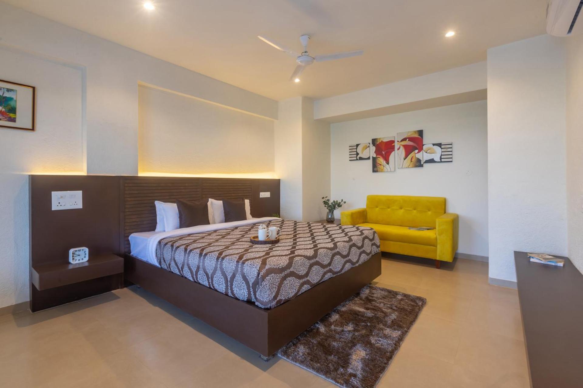 Stayvista's Watermark - Hillside Lakeview Retreat With Infinity Pool, Garden & Terrace - Near Nashik's Vineyard Haven Villa *