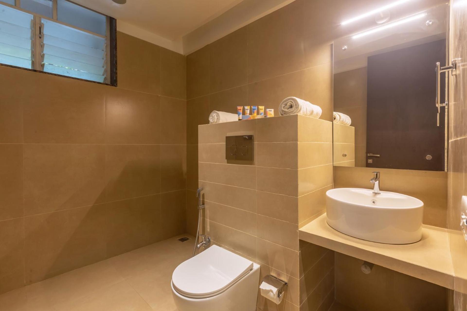 Villa Stayvista's Watermark - Hillside Lakeview Retreat With Infinity Pool, Garden & Terrace - Near Nashik's Vineyard Haven Nashik