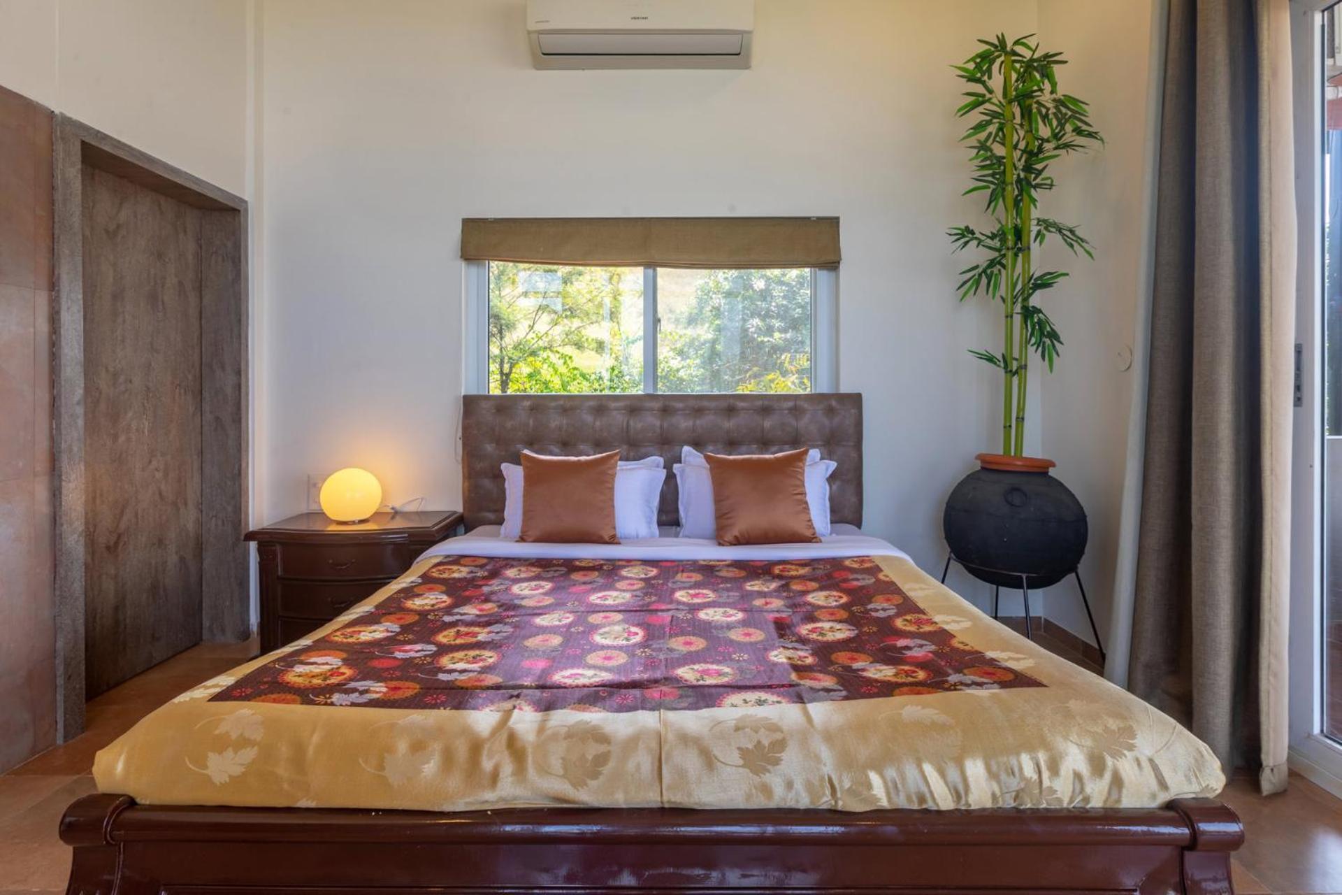 Stayvista's Watermark - Hillside Lakeview Retreat With Infinity Pool, Garden & Terrace - Near Nashik's Vineyard Haven Villa *
