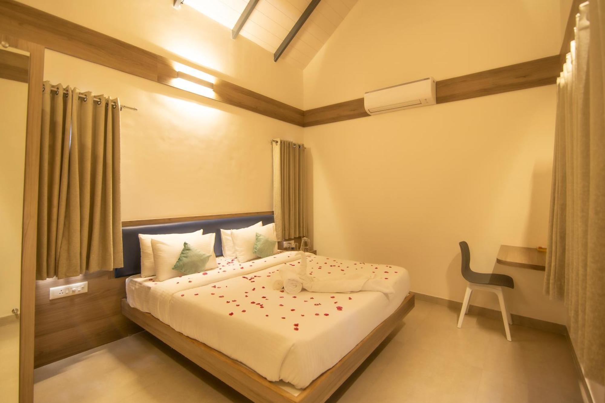 Villa Saffronstays Eden, - Pet-friendly With Pool, Jacuzzi & Grape Farm