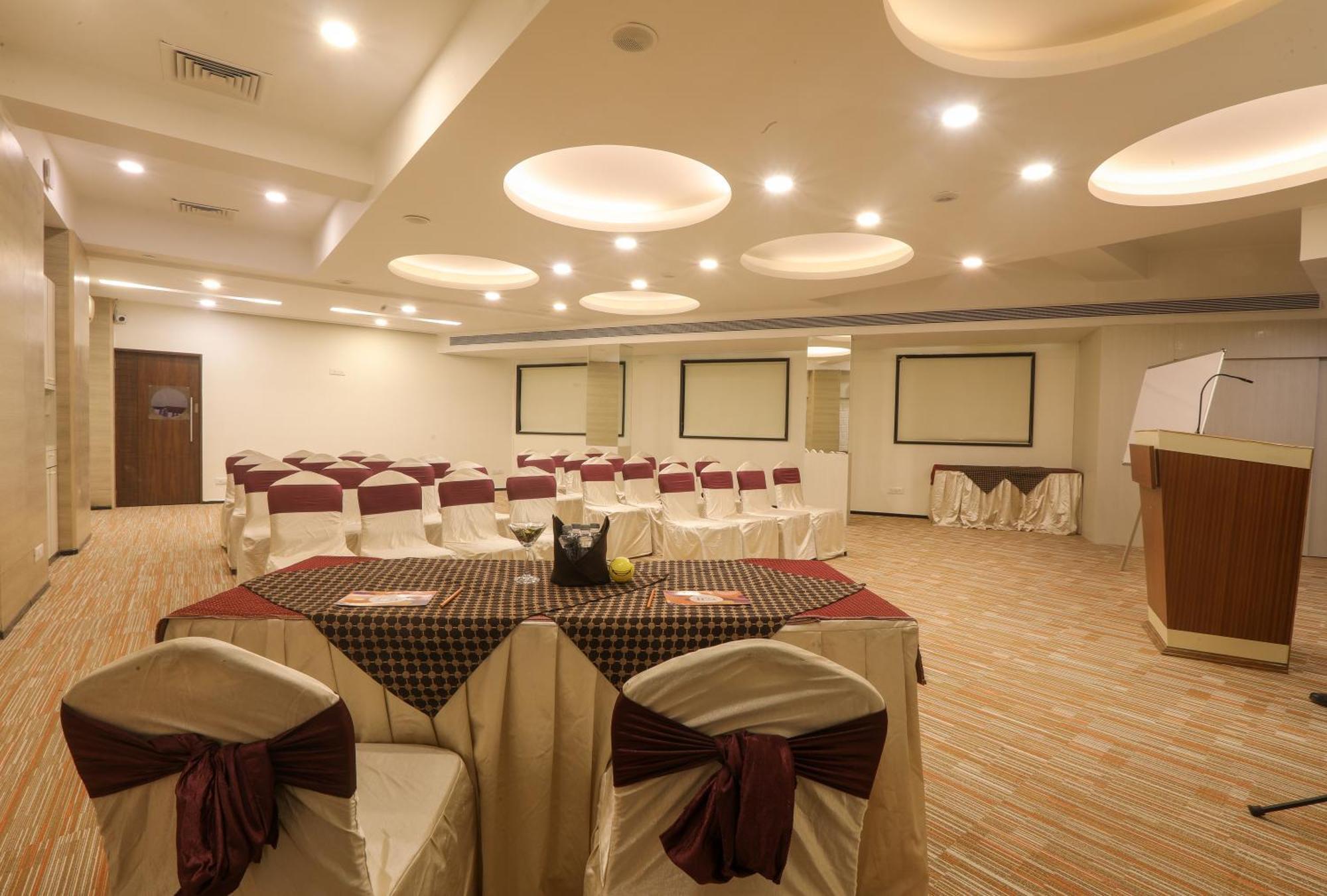Hotel Ira By Orchid, 3*