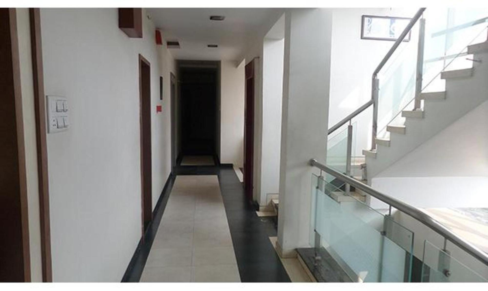 Fabhotel Skylark Inn 2*
