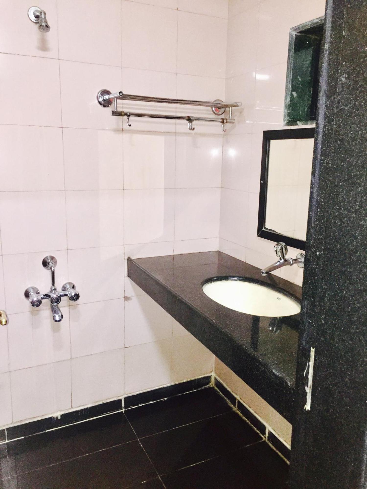 New Uttam Hira Palace Hotel