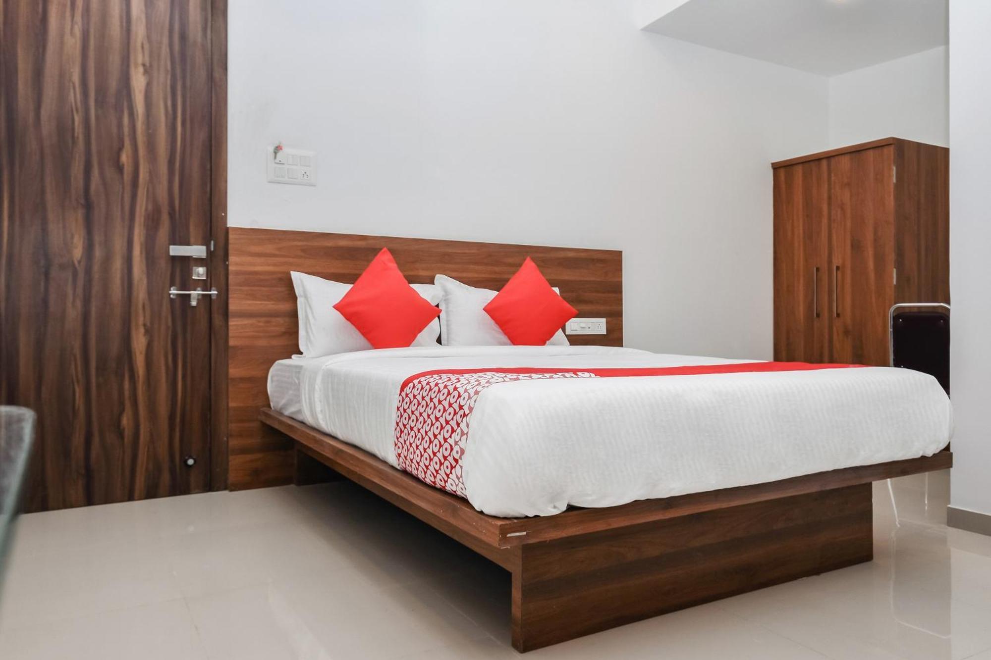 Oyo The Address 3*