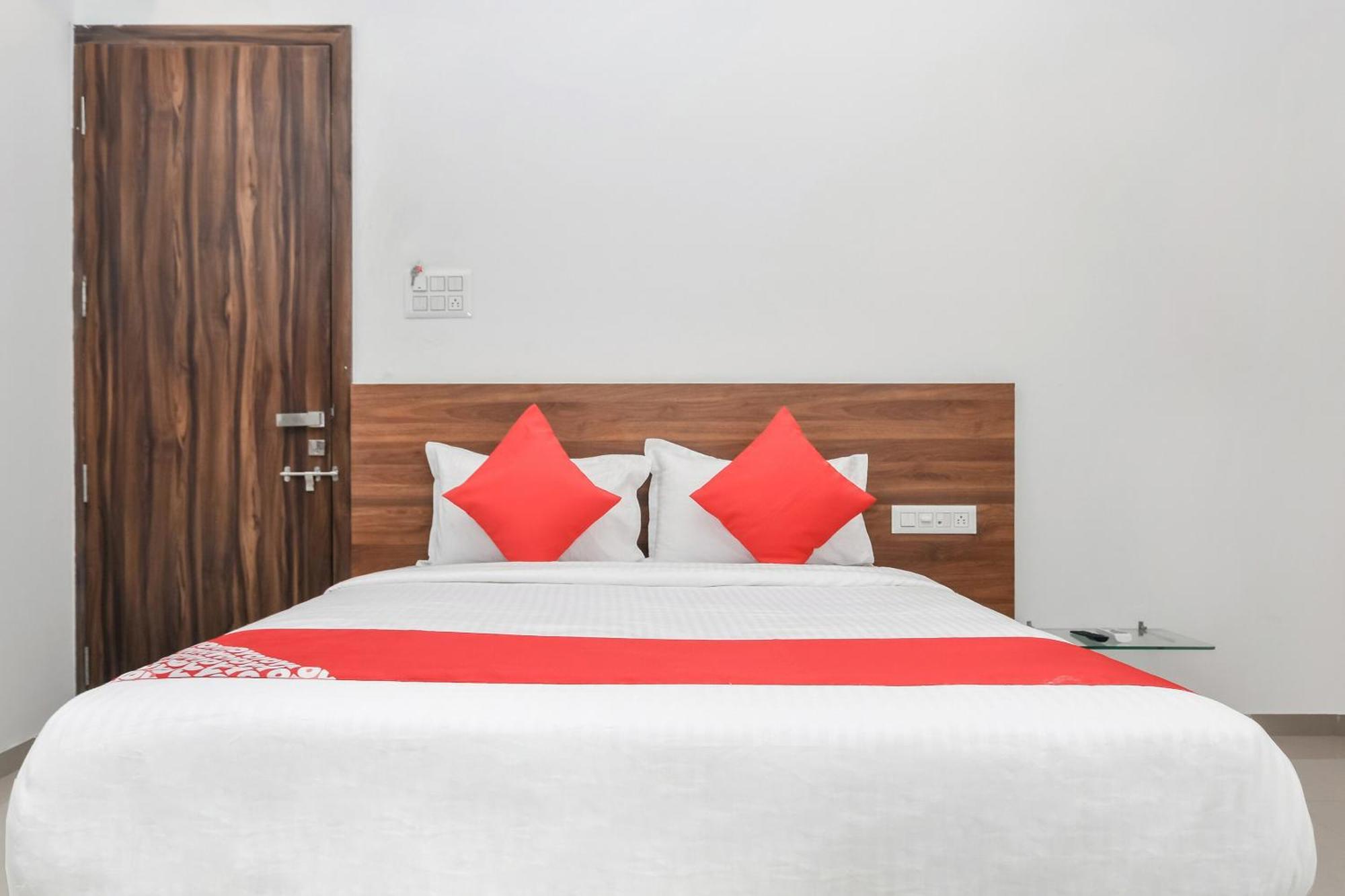 Oyo The Address 3*