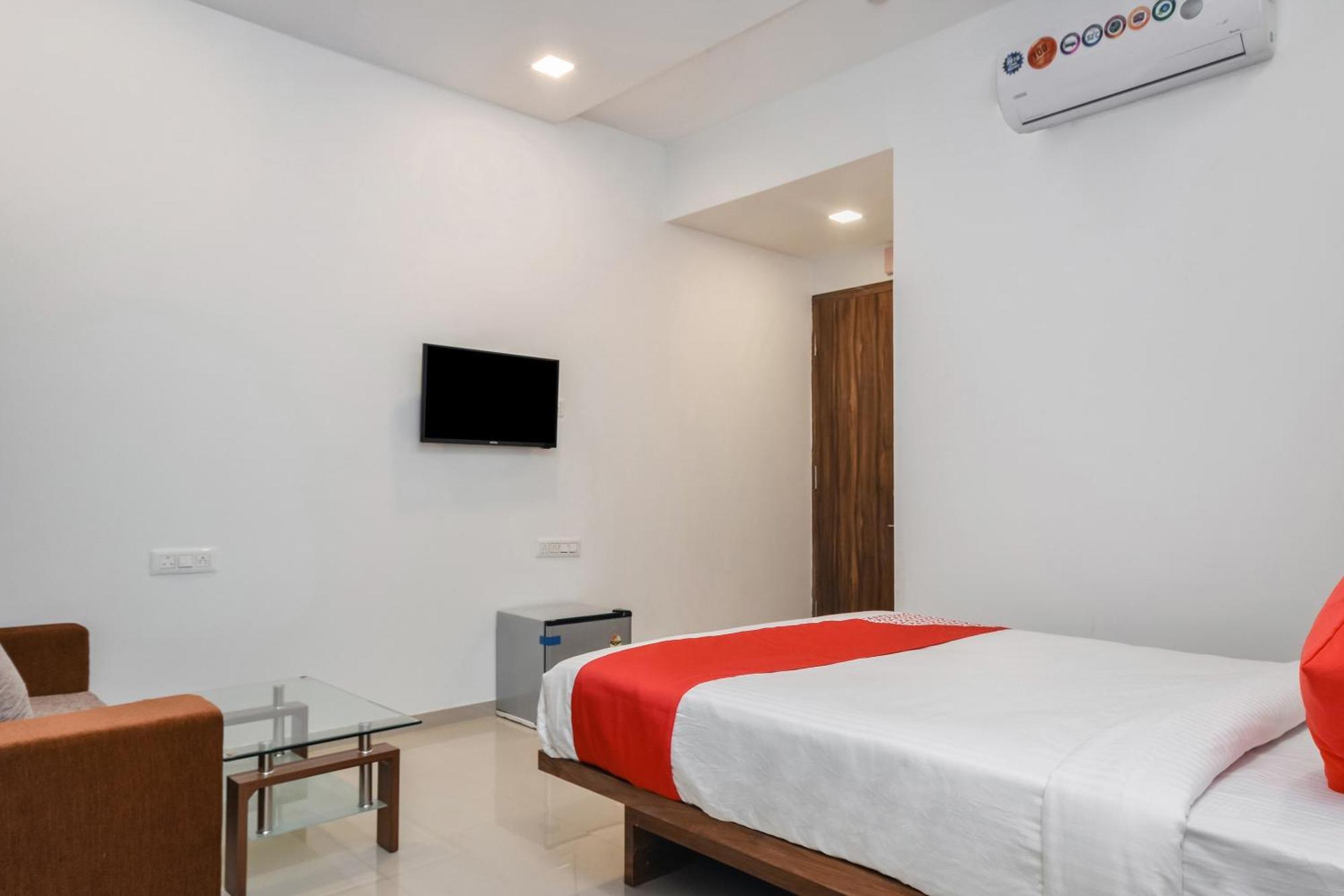 Oyo The Address Hotel