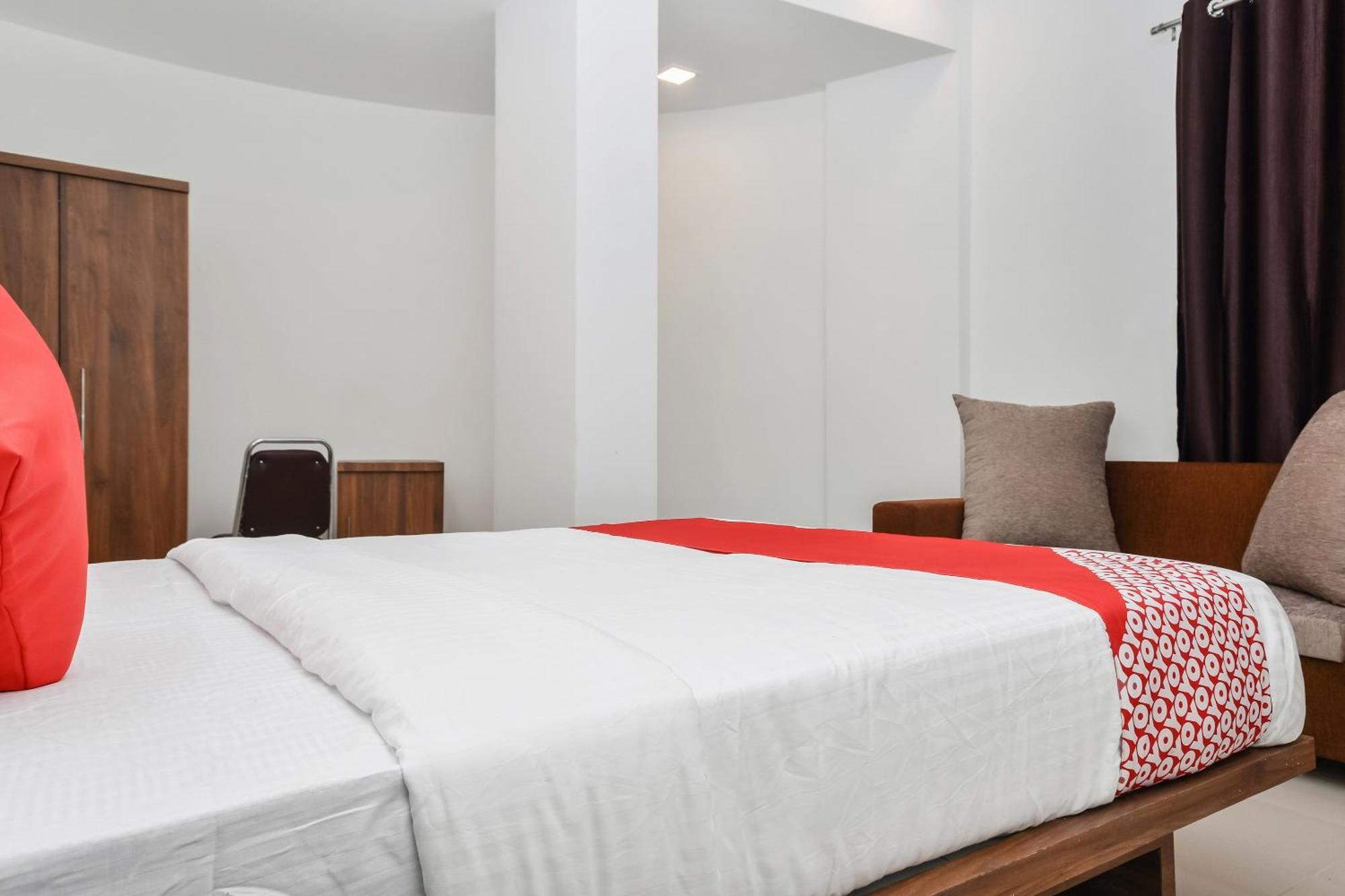 Oyo The Address Hotel
