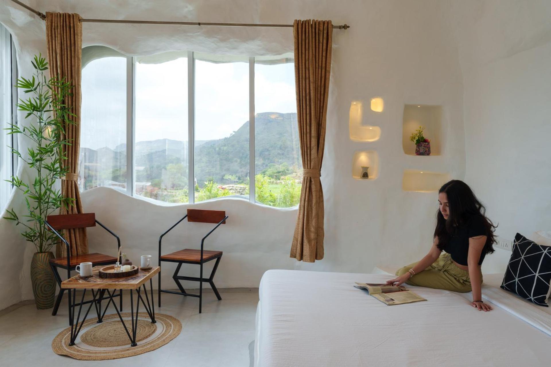 Villa Stonera: Mountain Retreat With Indoor Pool & Outdoor Firepit Nashik
