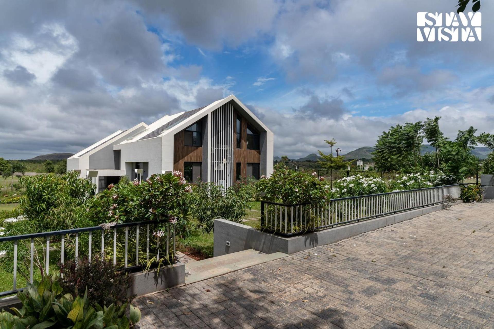 Villa Stayvista At The Rainfield With Gazebo & Lawn *