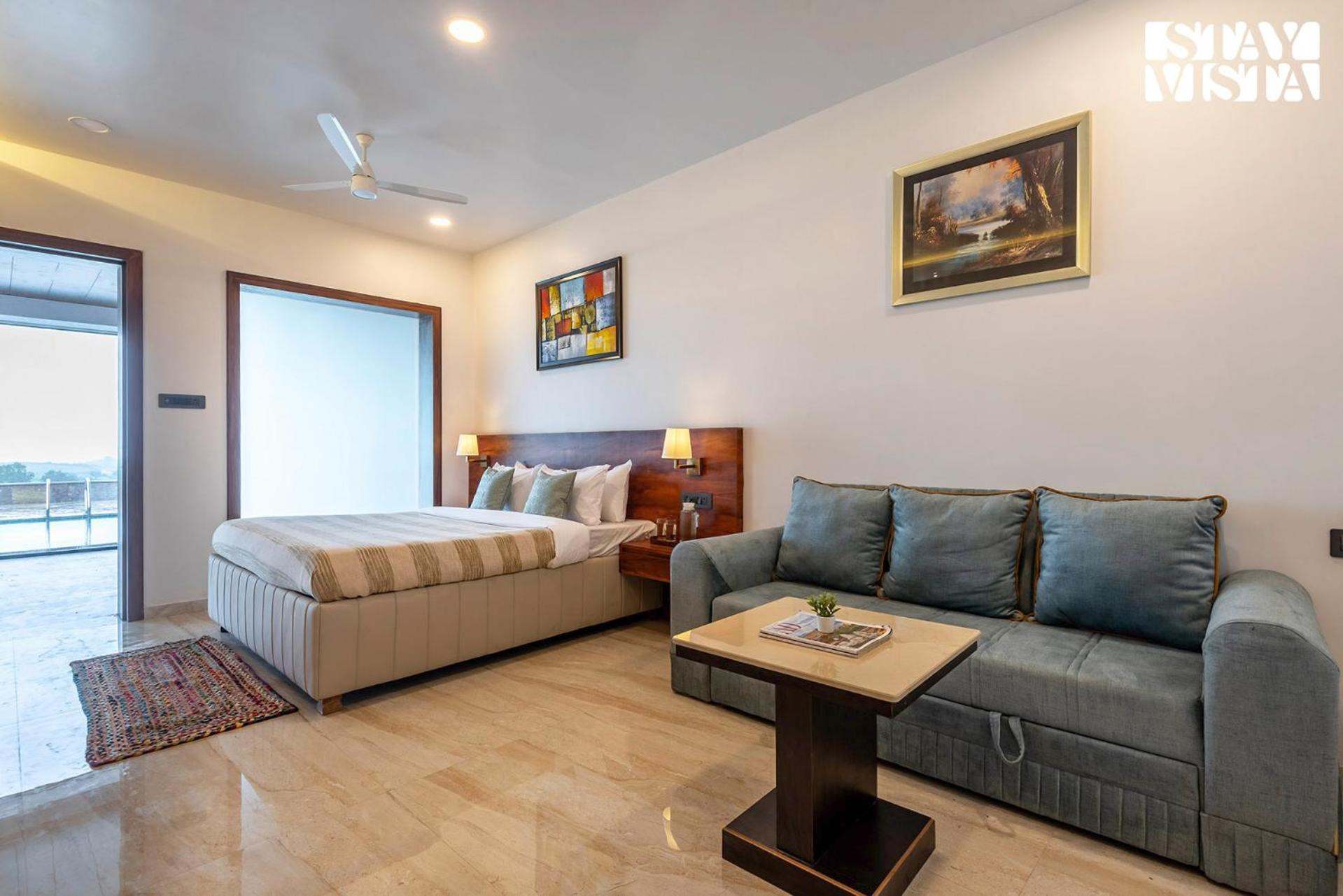 Stayvista At Whispering Meadows - Pool, Ac & View * Nashik