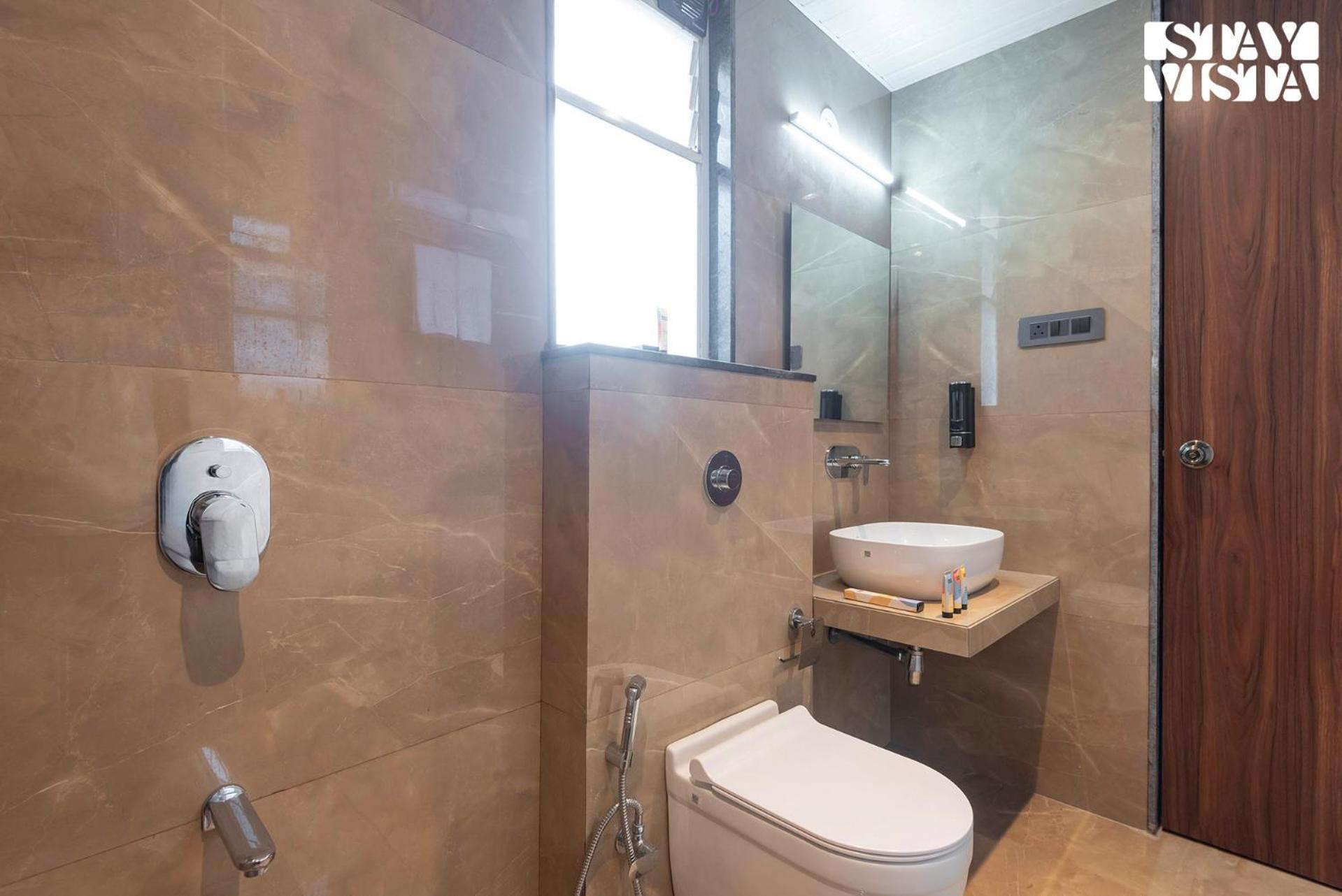 Villa Stayvista At Whispering Meadows - Pool, Ac & View Nashik