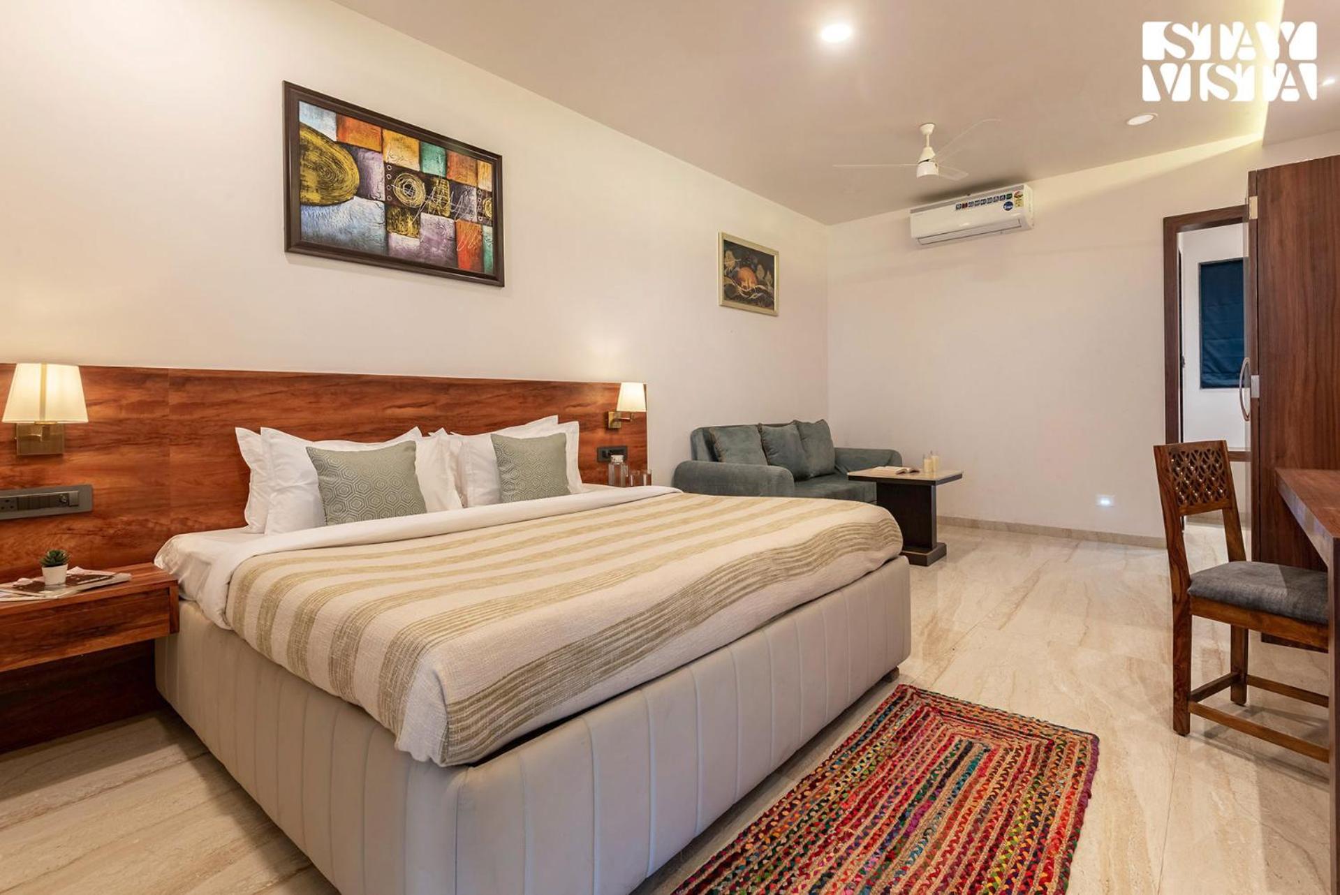 Villa Stayvista At Whispering Meadows - Pool, Ac & View Nashik