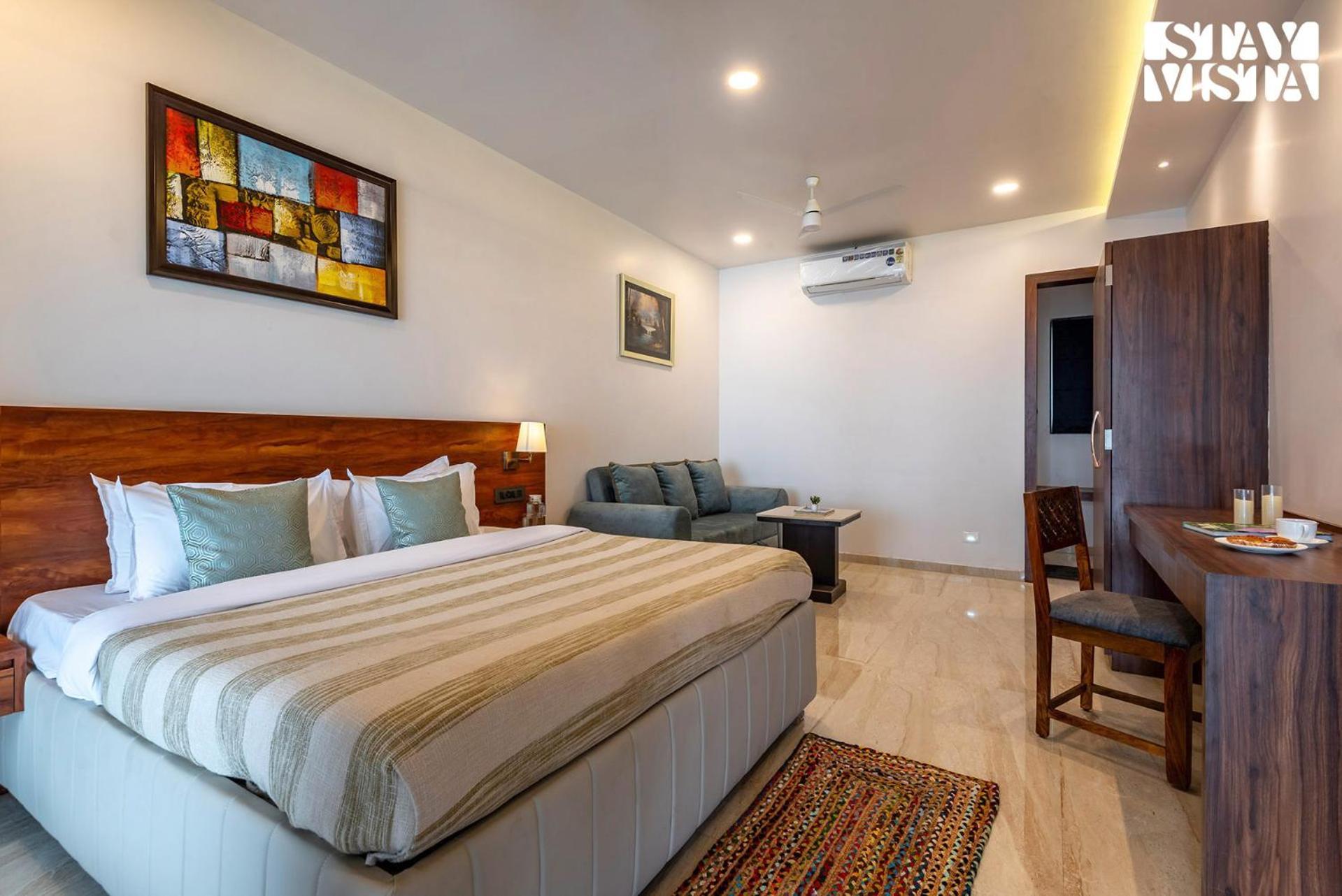 Villa Stayvista At Whispering Meadows - Pool, Ac & View Nashik