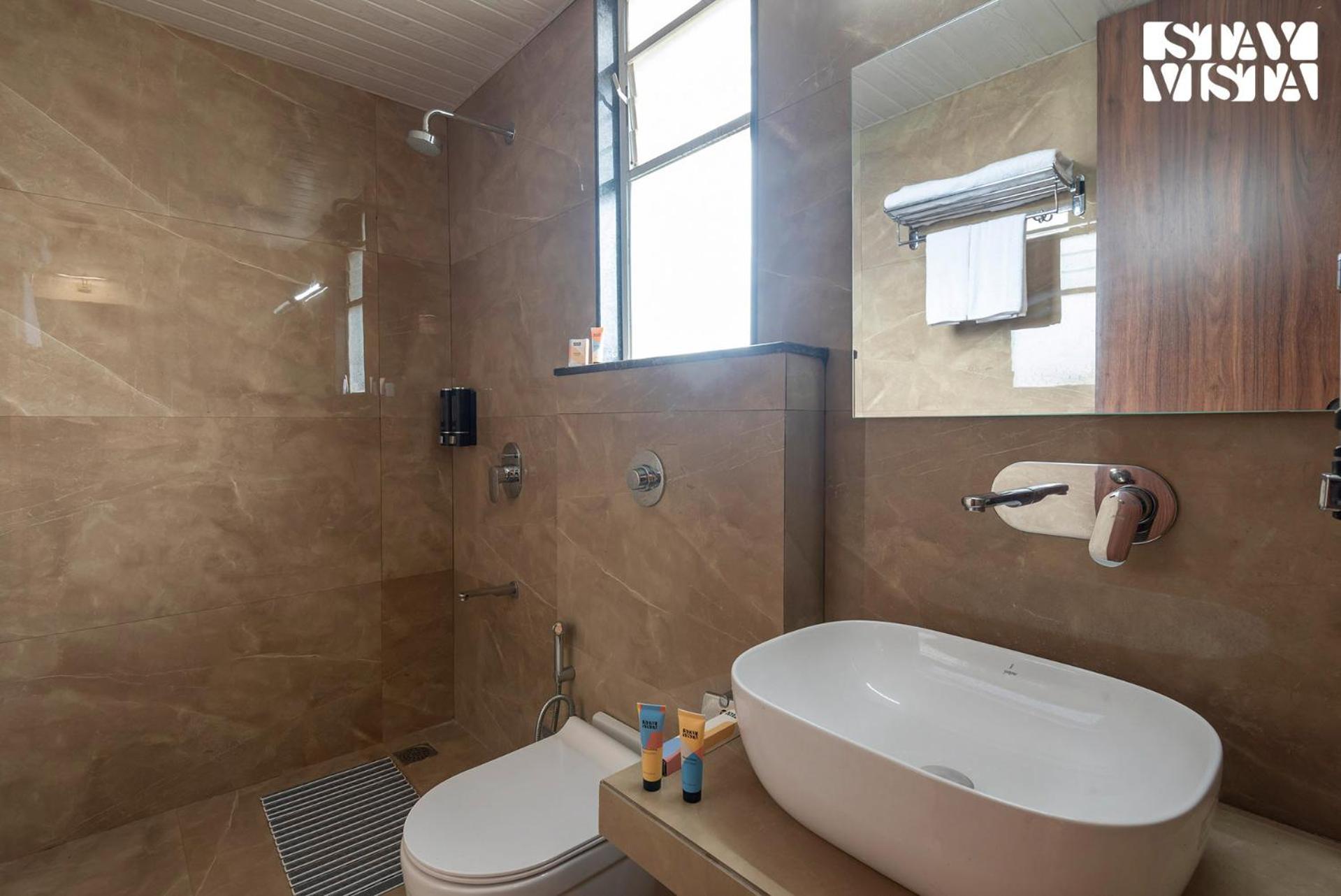 Villa Stayvista At Whispering Meadows - Pool, Ac & View Nashik