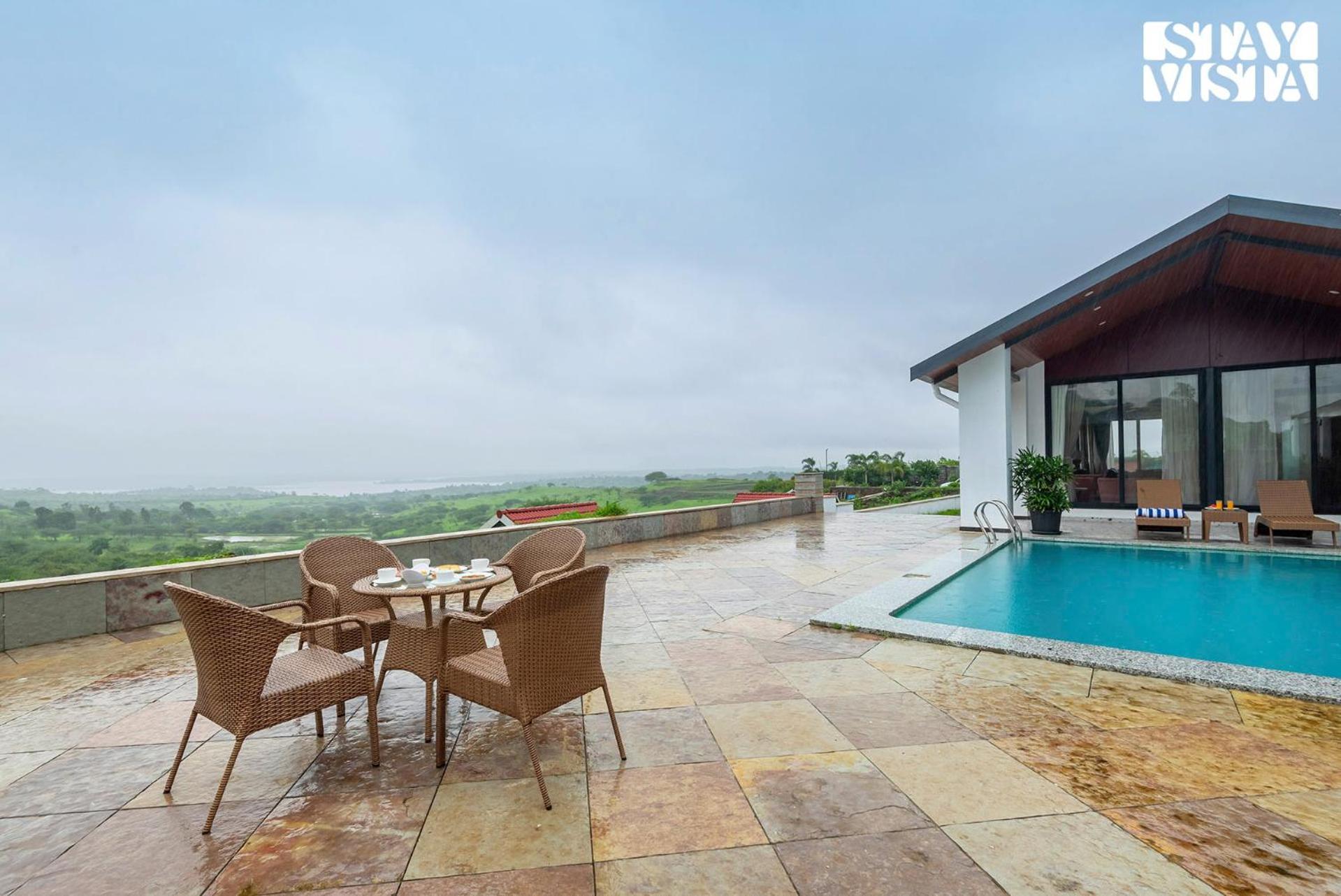 Villa Stayvista At Whispering Meadows - Pool, Ac & View Nashik