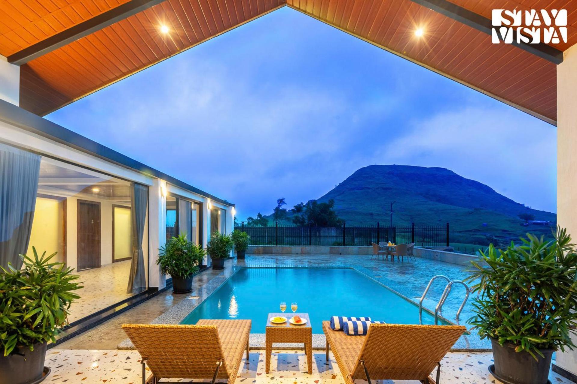 Stayvista At Whispering Meadows - Pool, Ac & View * Nashik