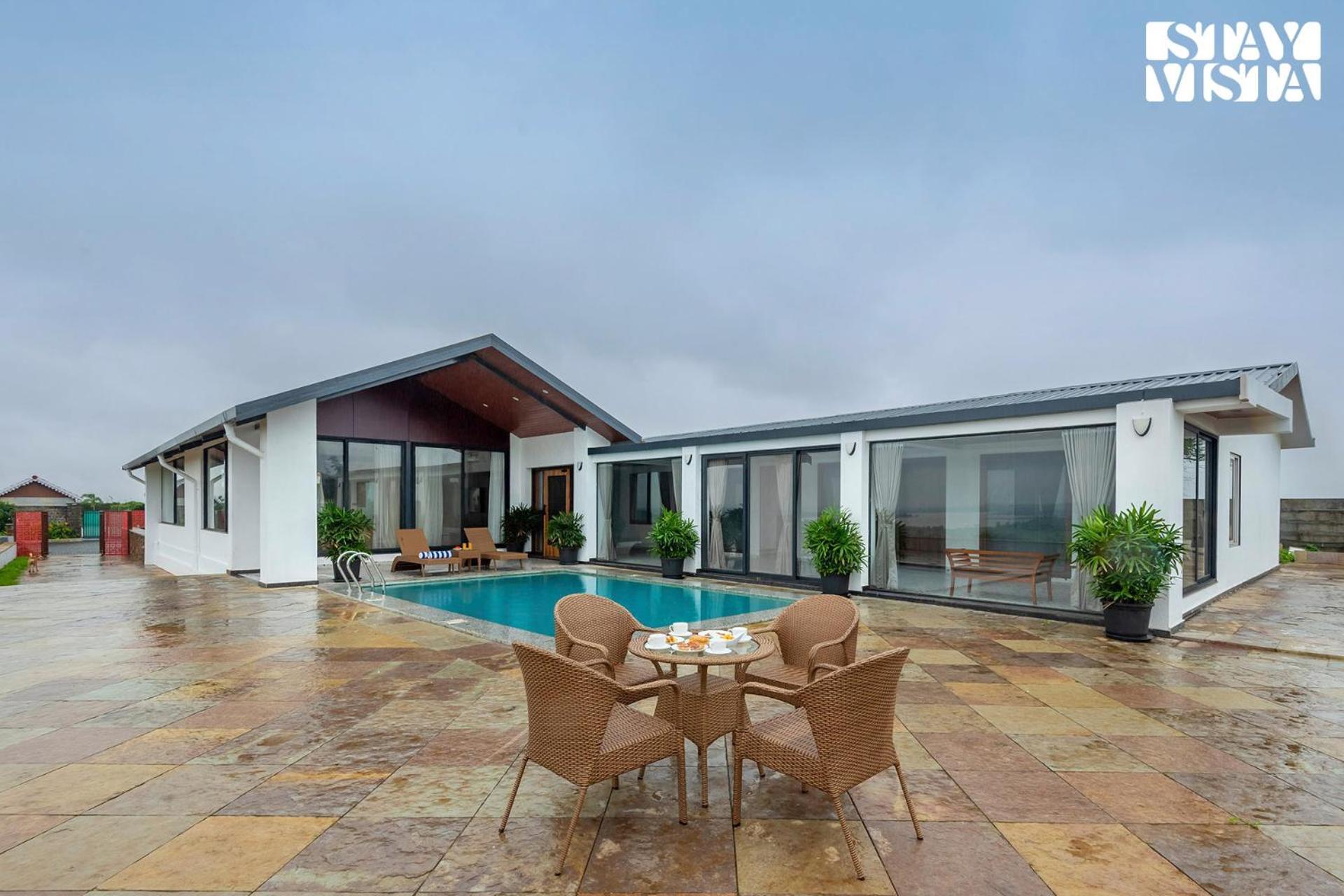 Stayvista At Whispering Meadows - Pool, Ac & View Nashik