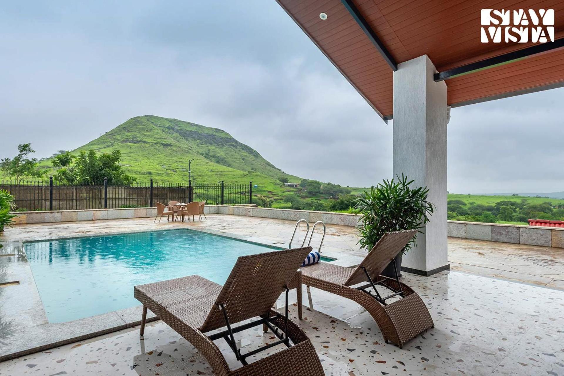 Stayvista At Whispering Meadows - Pool, Ac & View * Nashik