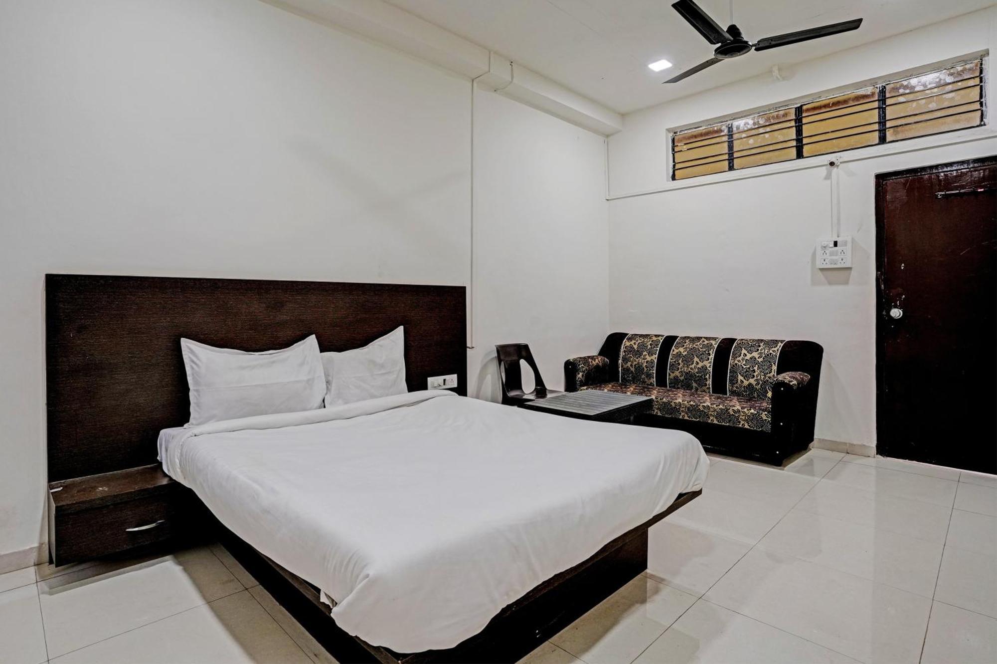 Hotel Oyo Om Sai 4*