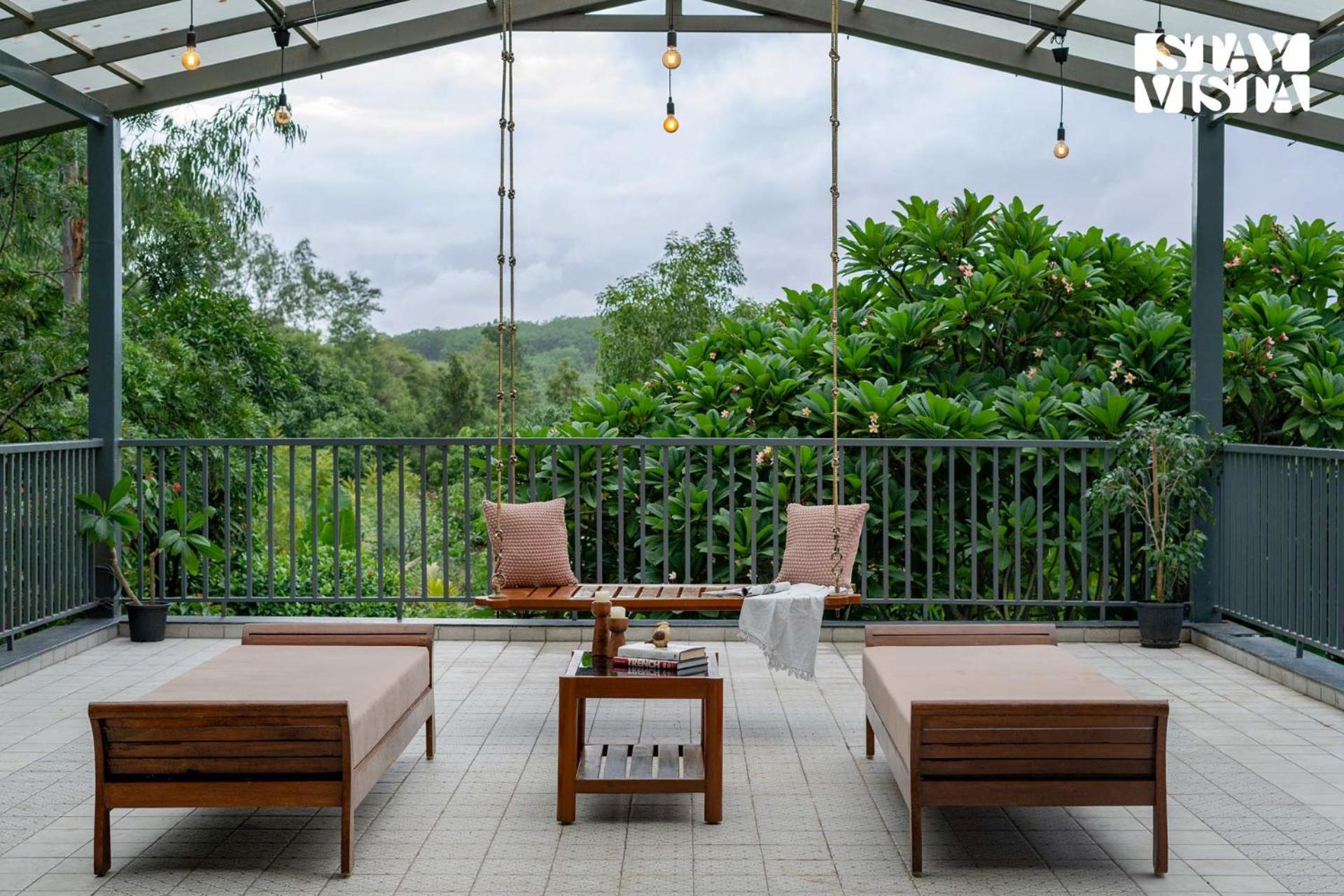 Stayvista At Amber & Mist - Pool And Lawn *