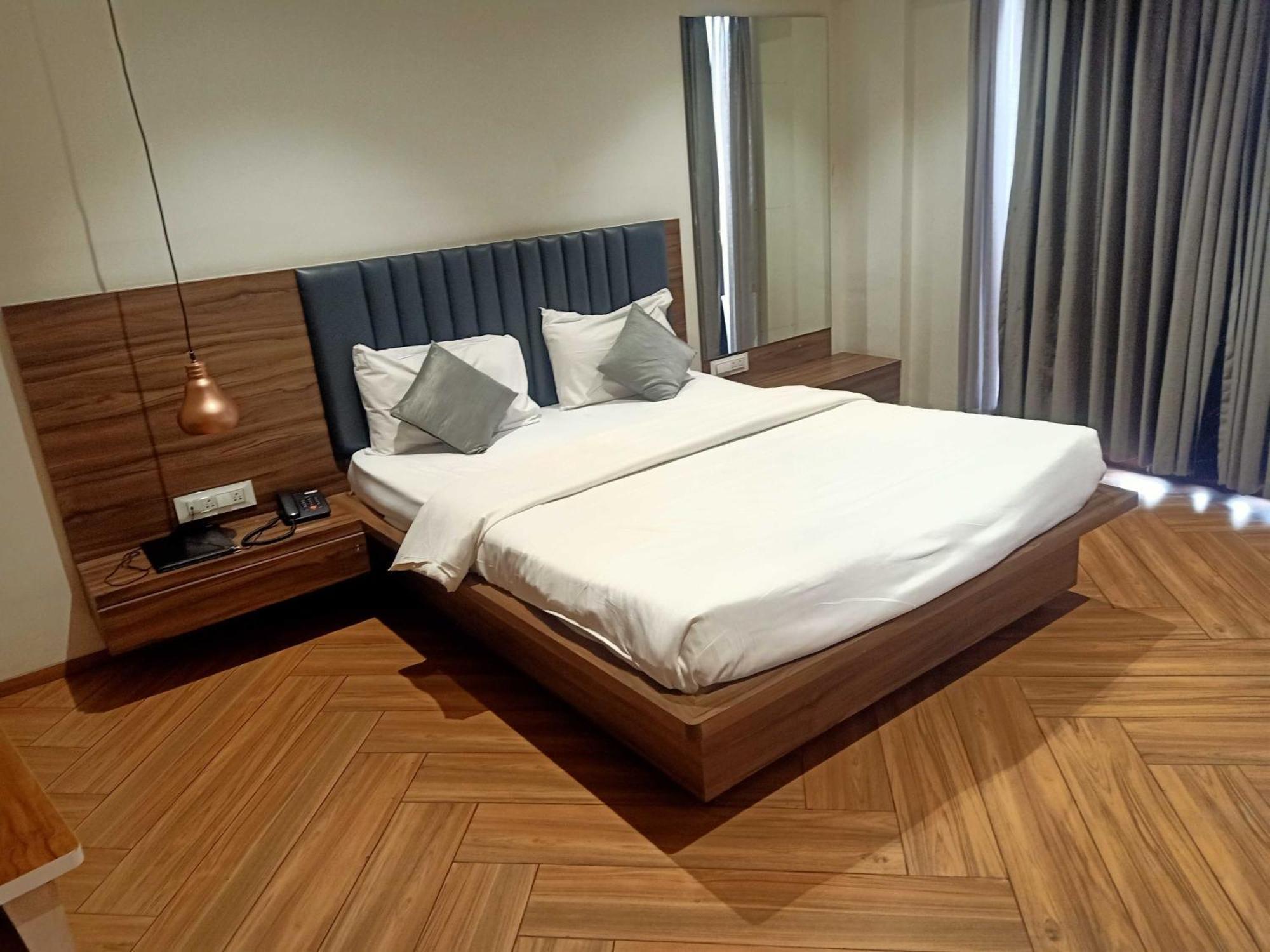 Hotel Townhouse Gadge Maharaj Road Near Godavari River