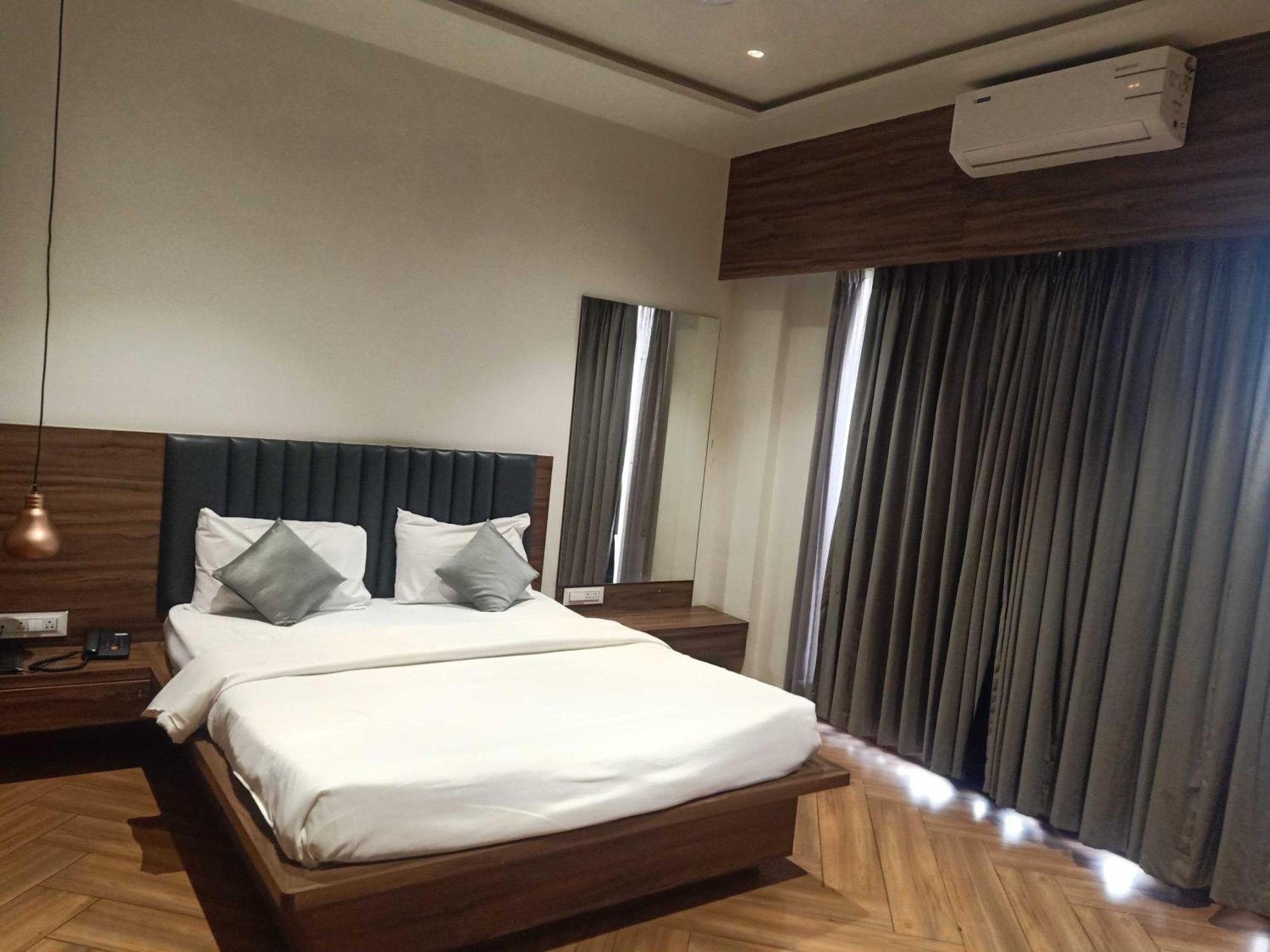 Townhouse Gadge Maharaj Road Near Godavari River *