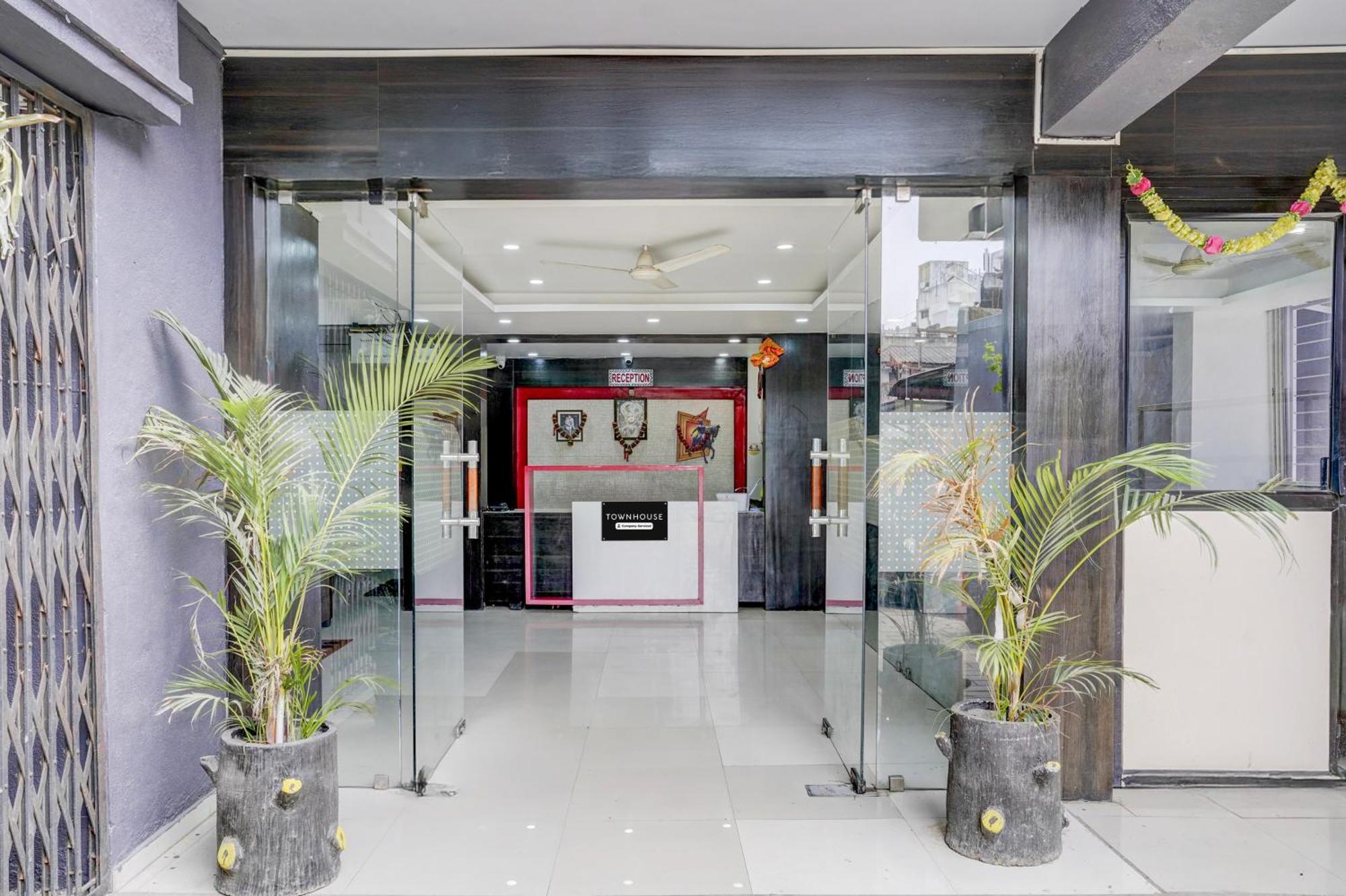 Hotel Townhouse Gadge Maharaj Road Near Godavari River Nashik