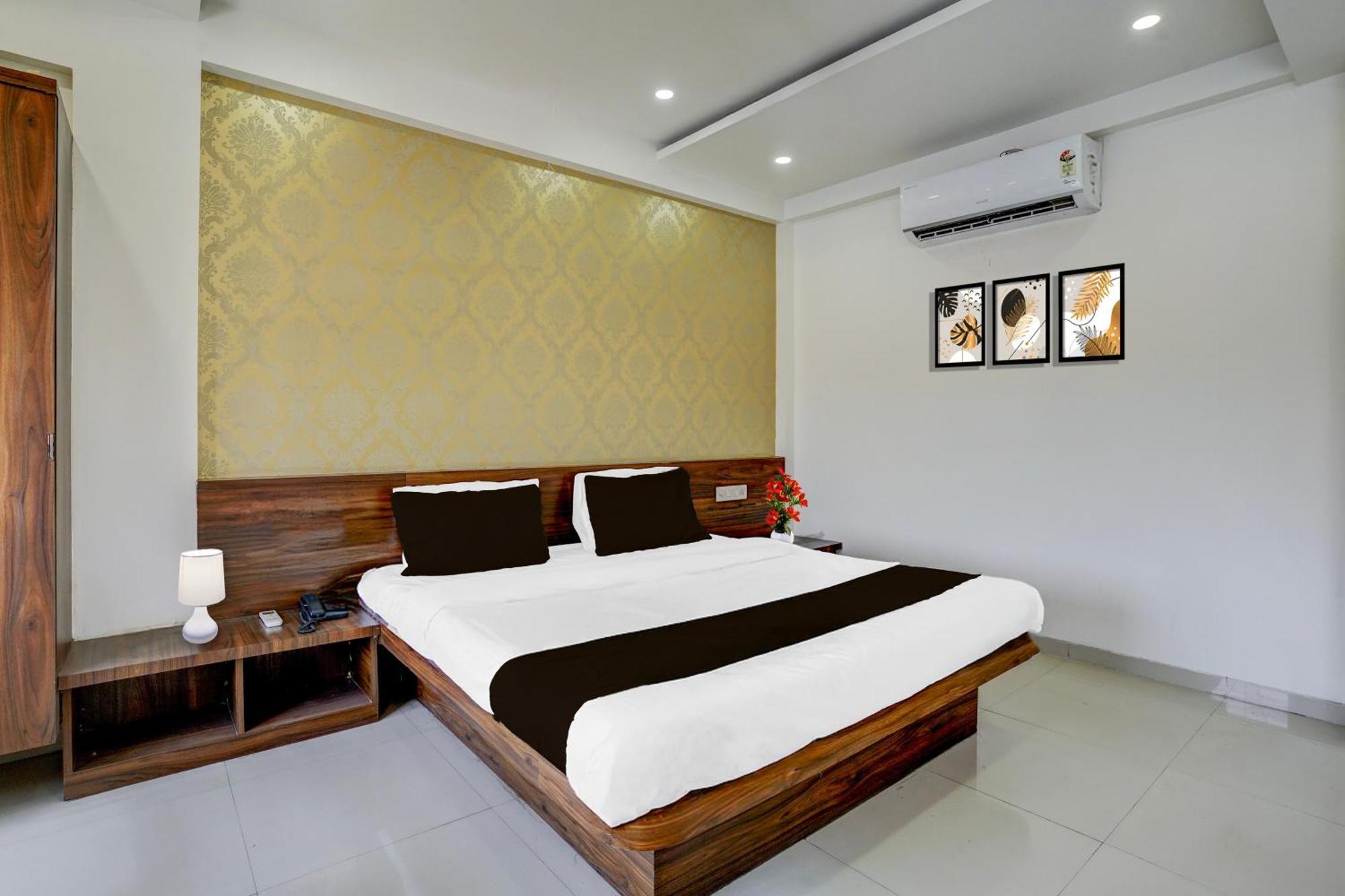 Townhouse Gadge Maharaj Road Near Godavari River