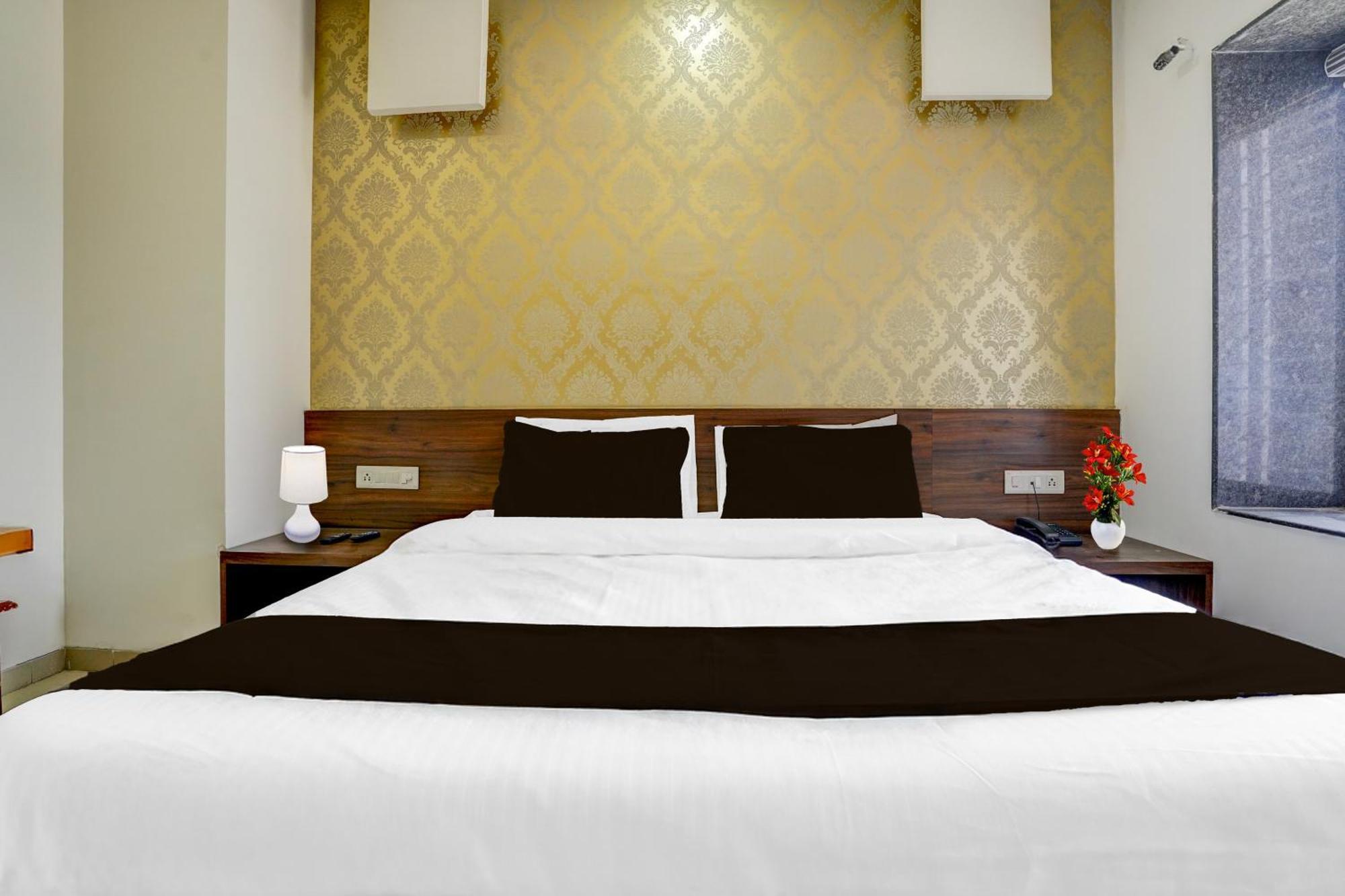 Townhouse Gadge Maharaj Road Near Godavari River Hotel
