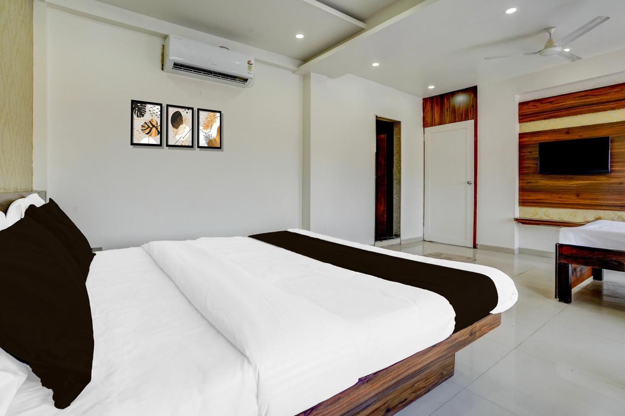 Townhouse Gadge Maharaj Road Near Godavari River Hotel *