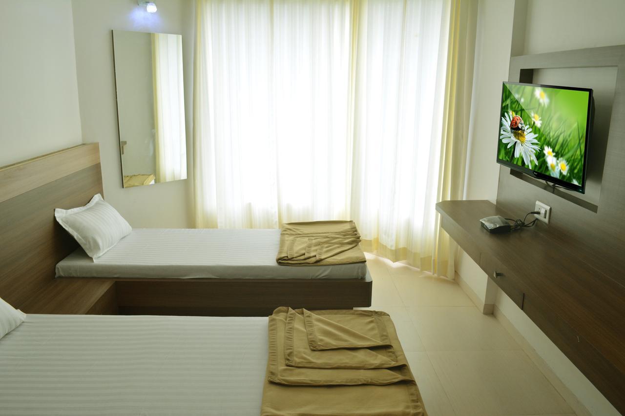 Oyo 10672 Riviera Hotel