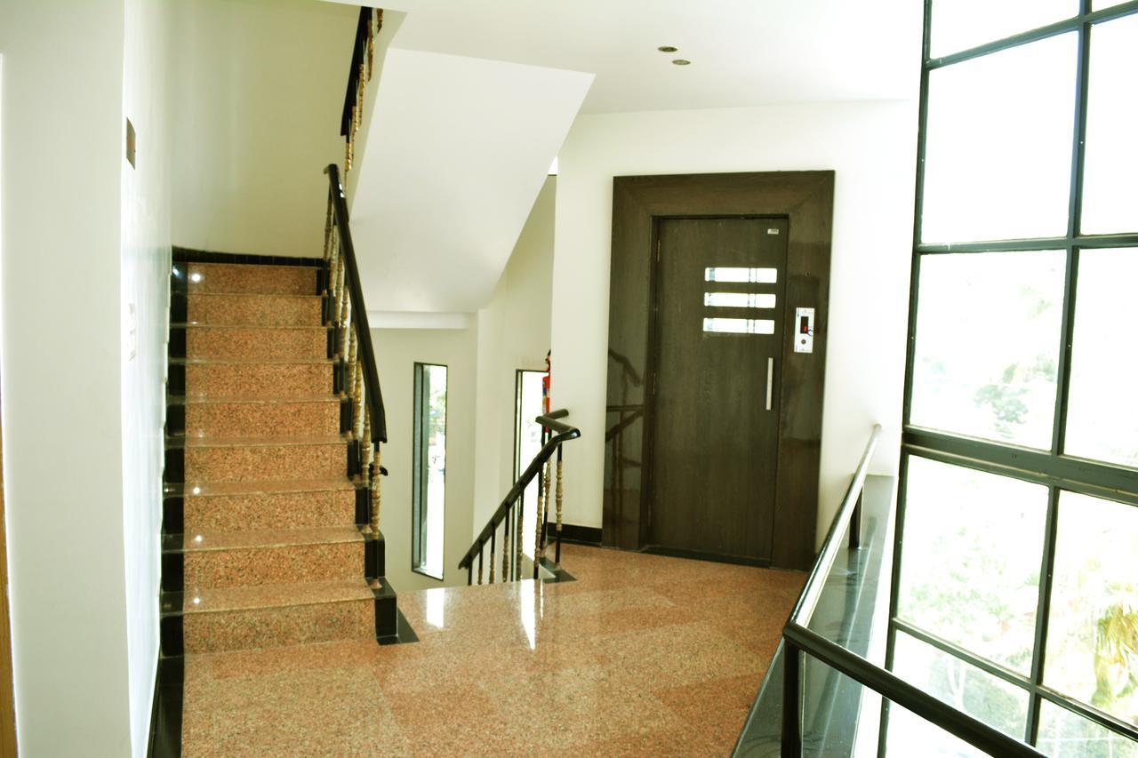 Oyo 10672 Riviera Hotel 3*