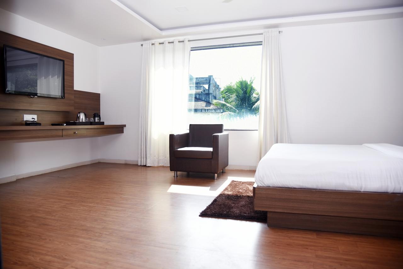 Oyo 10672 Riviera Hotel