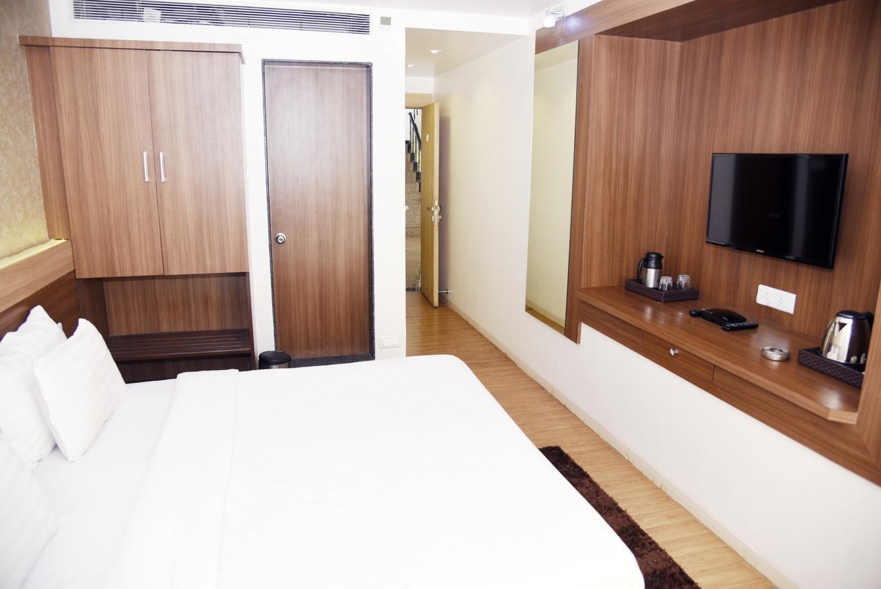 Hotel Oyo 10672 Riviera 3*