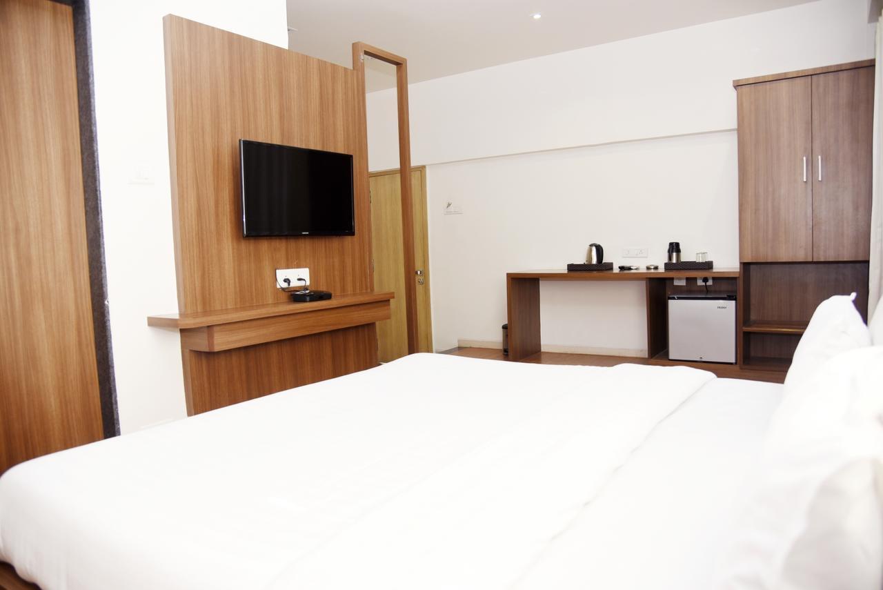 Oyo 10672 Riviera Hotel Nashik