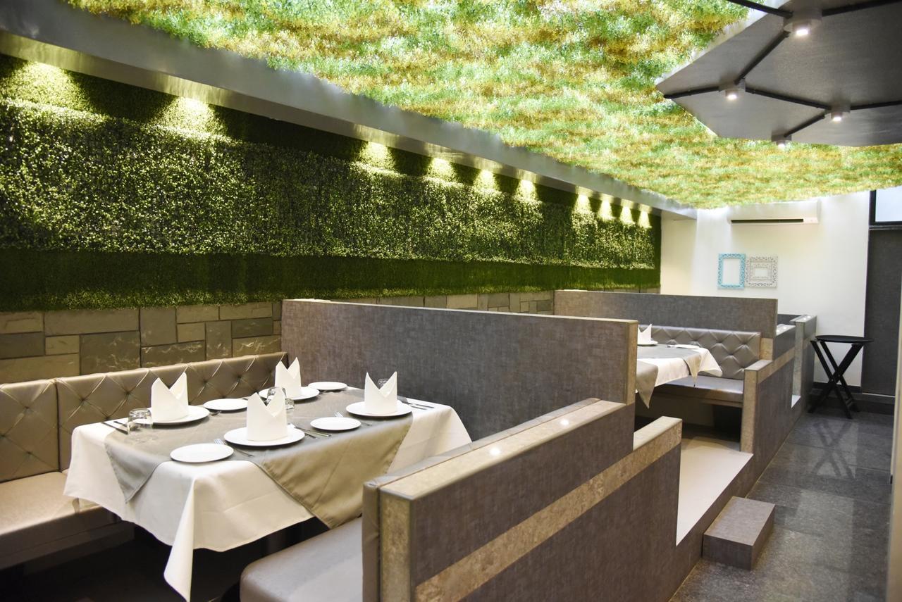 Oyo 10672 Riviera Hotel Nashik